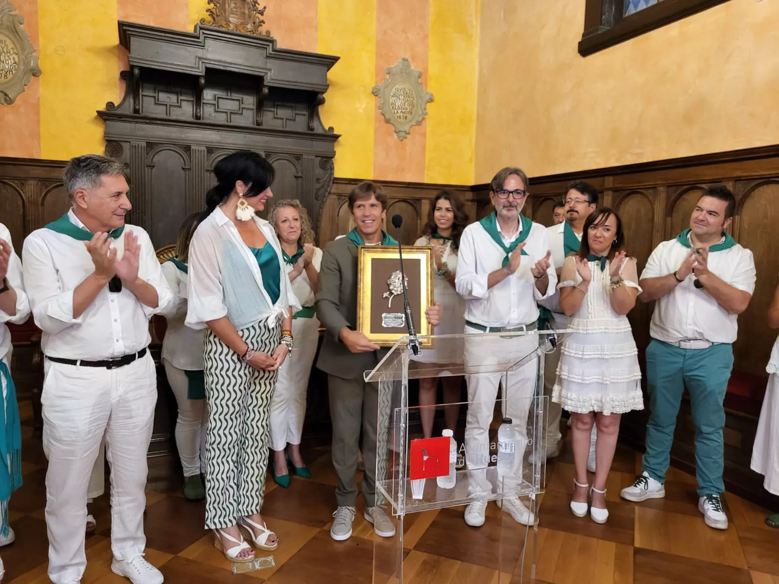 El Cordobés ha recogido este sábado la albahaca de plata en el Salón de Justicia. Foto: A. Mora