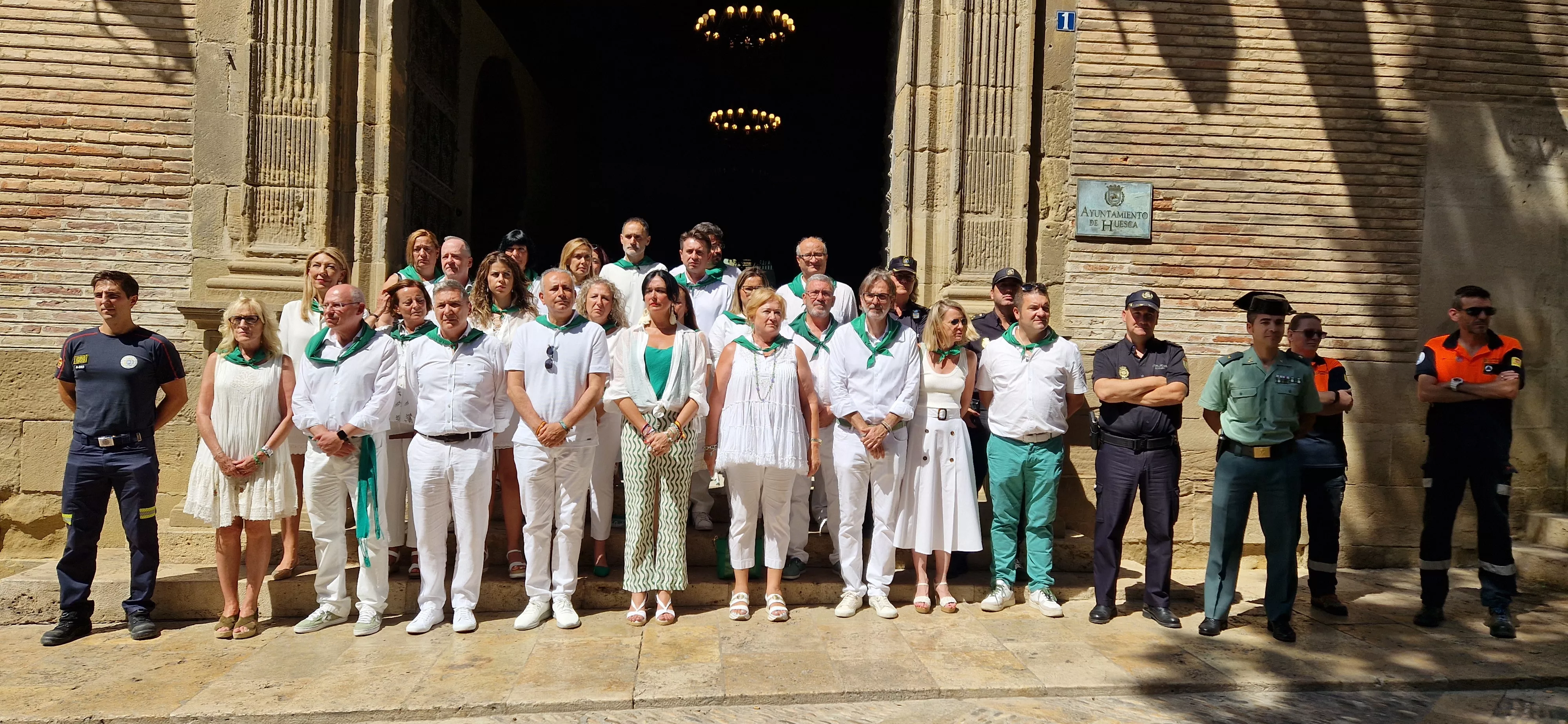 La corporación y representantes de fuerzas de seguridad guardan un minuto de silencio. Foto Myriam Martínez