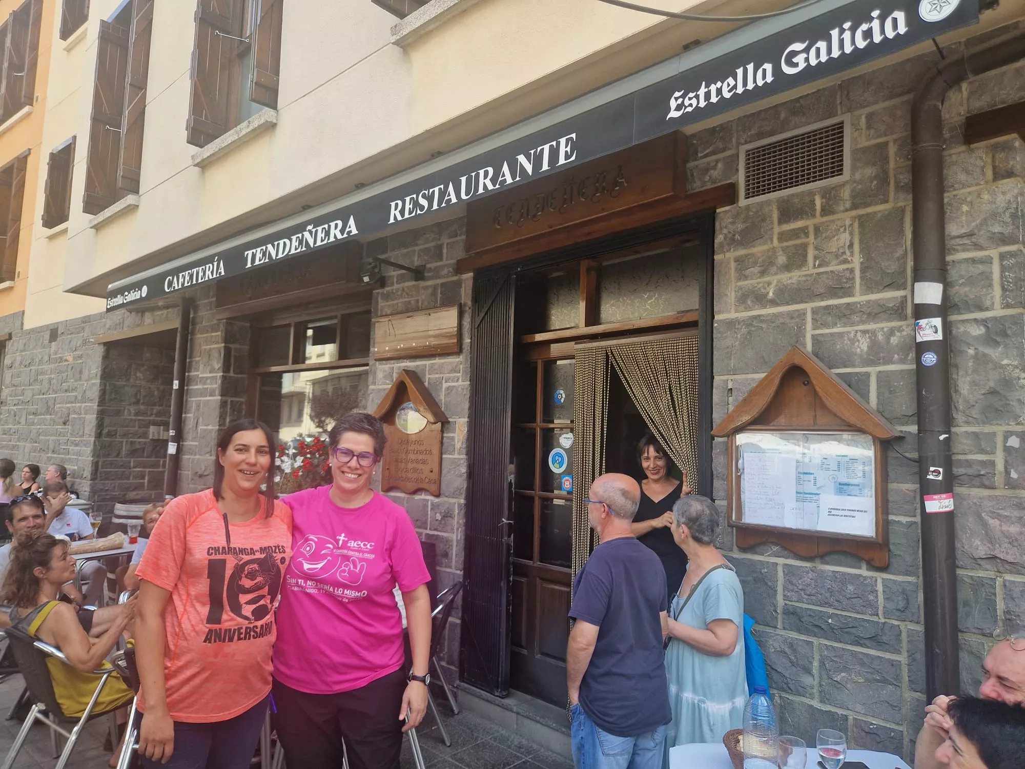 La Cafetería Tendeñera de Biescas compró tres series para vender a sus clientes. La Cafetería Tendeñera de Biescas compró tres series para vender a sus clientes.