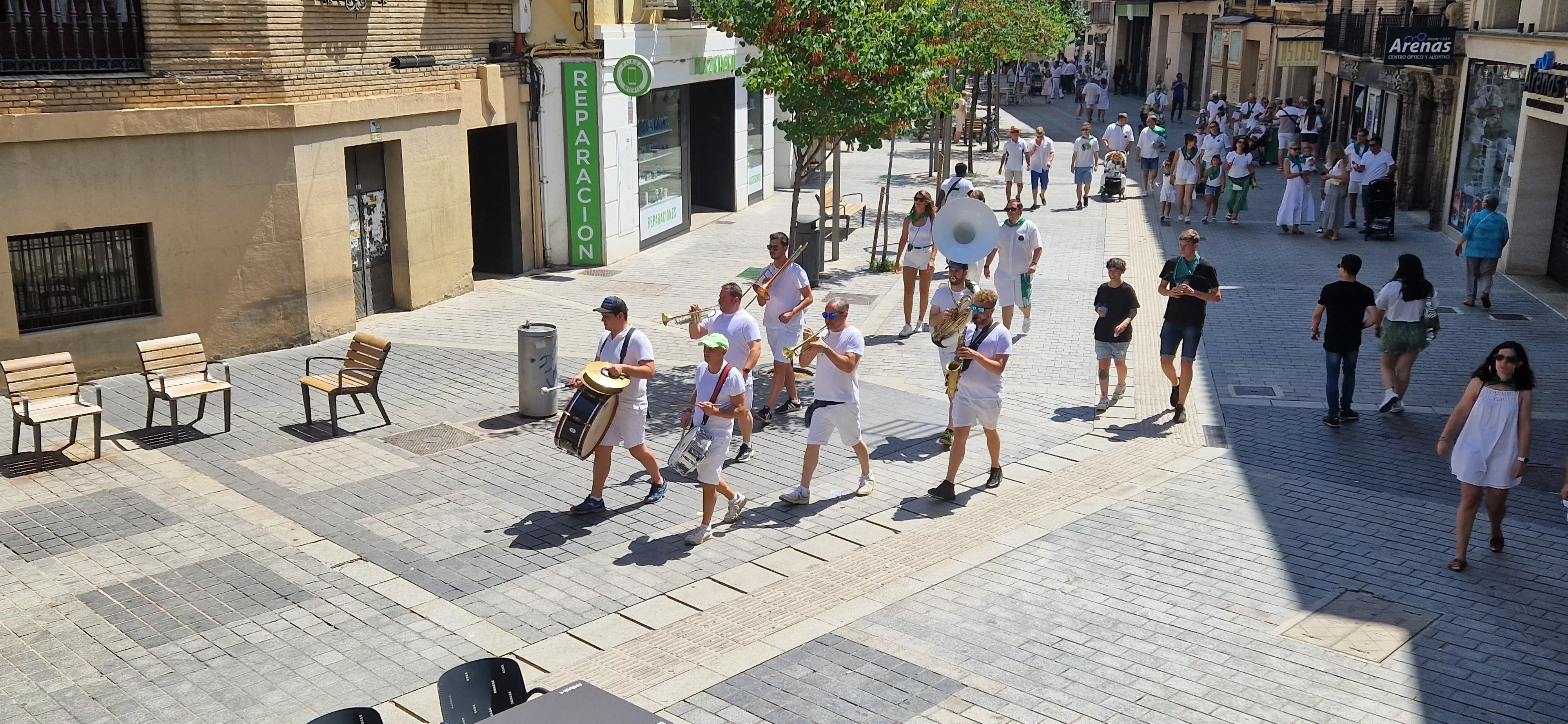 Las charangas, animando la jornada. Foto Myriam Martínez