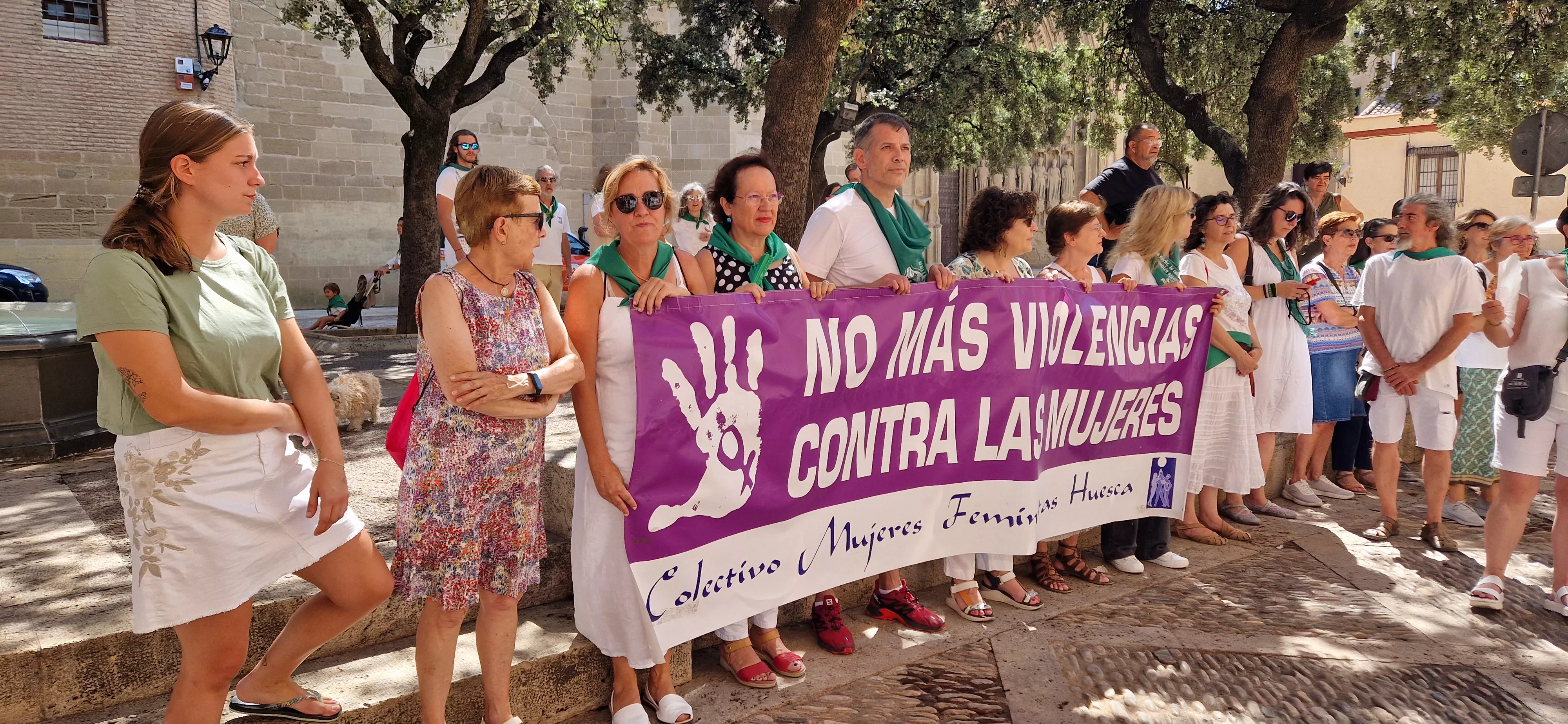 Minuto de silencio guardado el sábado en repulsa a las agresiones sexuales. Foto Myriam Martínez