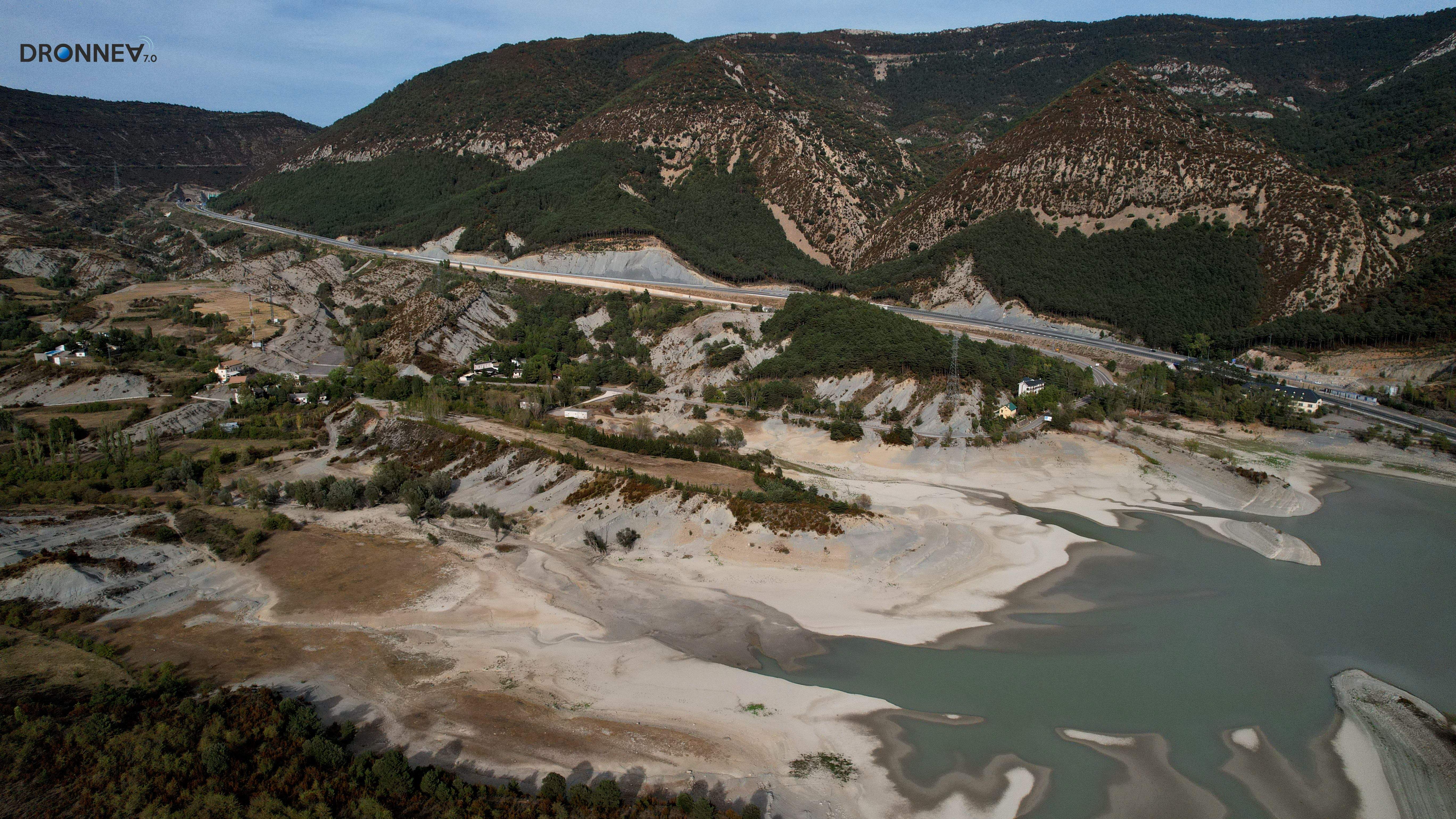 A la vista desde la carretera, el capitidisminuido embalse es un alegato para actuar contra el cambio climático.