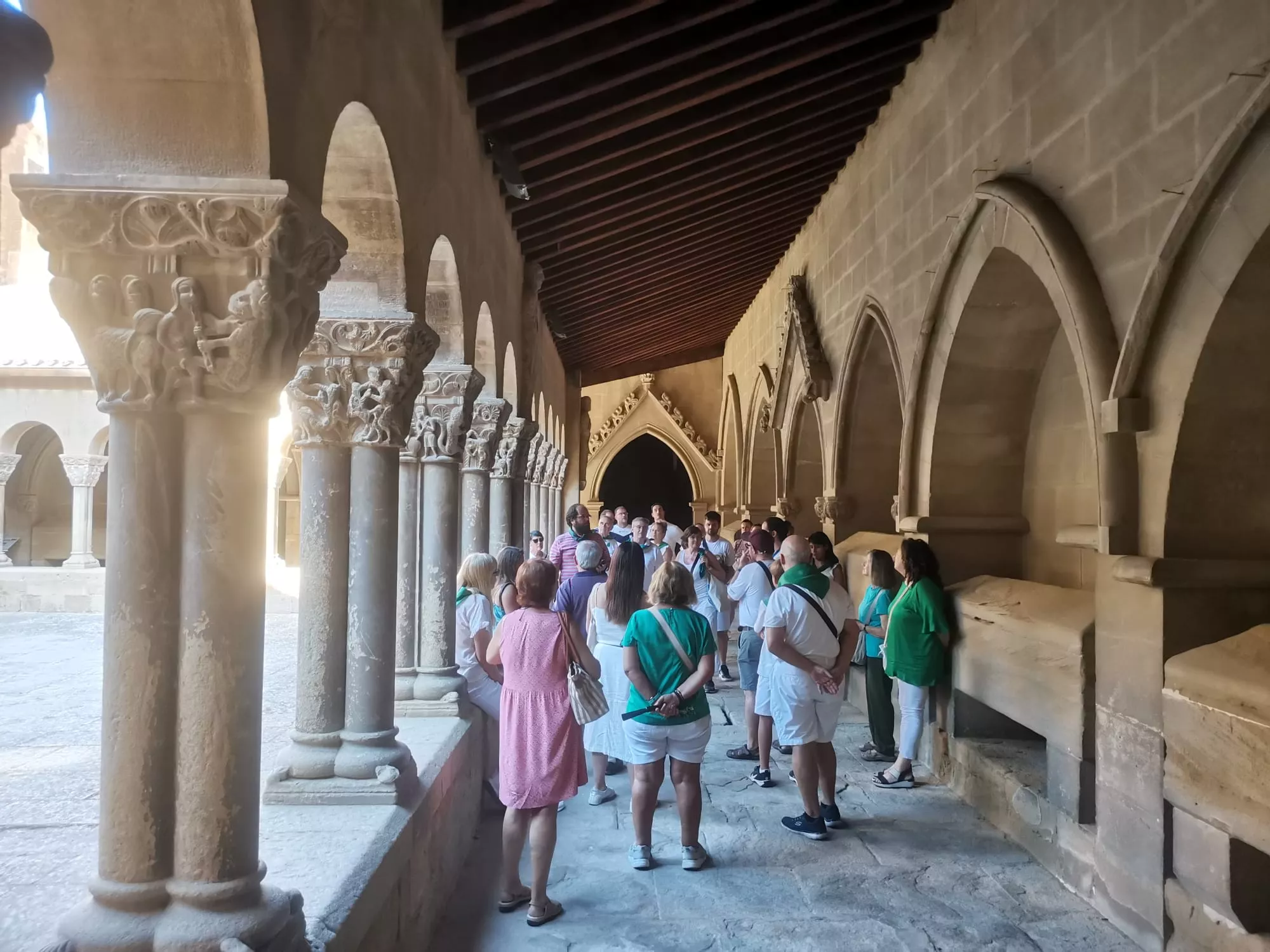 Con el guía local en el Claustro de San Pedro el Viejo