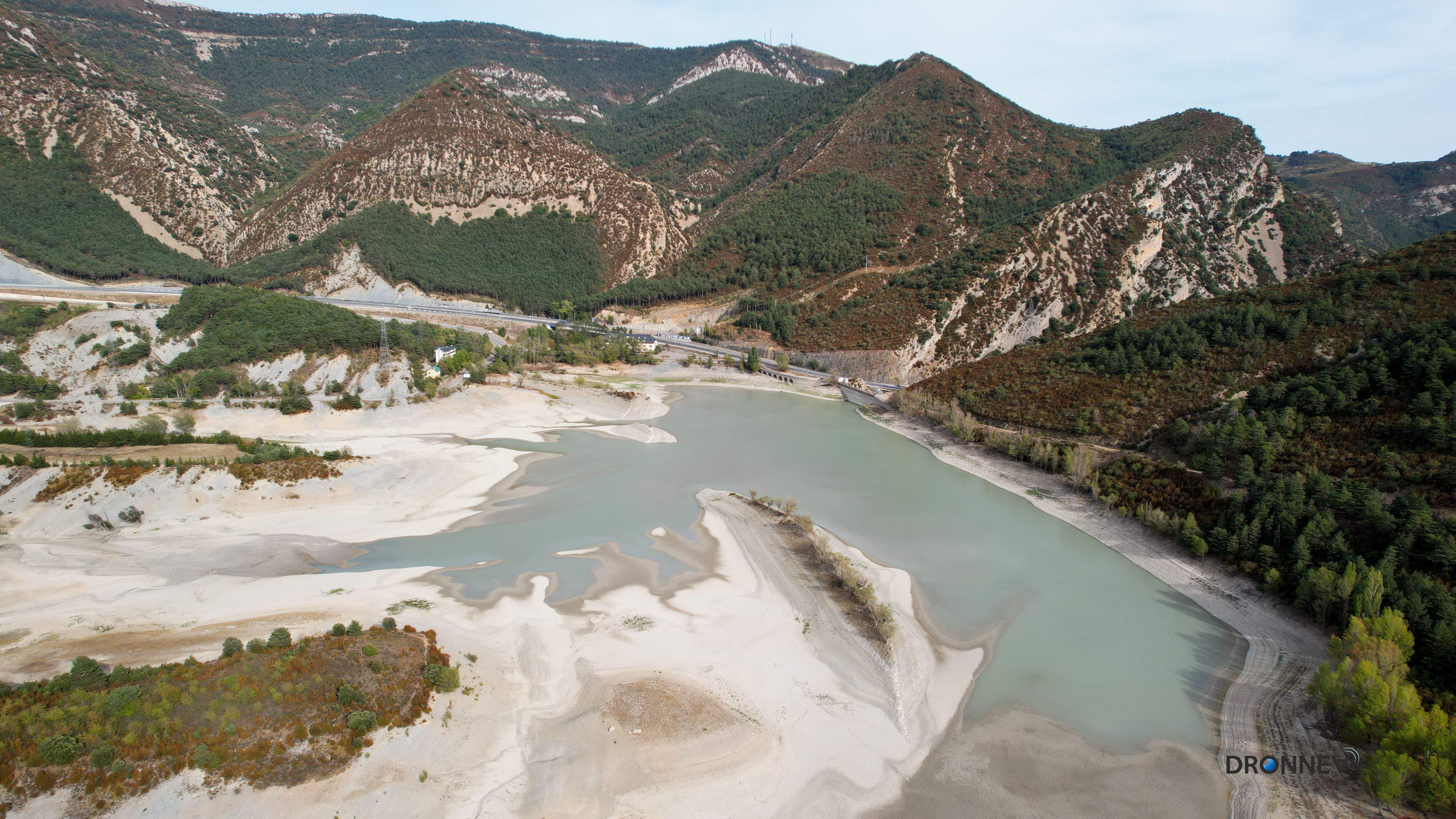 La fascinante ruta circular para senderistas y ciclistas rodea el pantano. El espectáculo, a los ojos, inquieta.