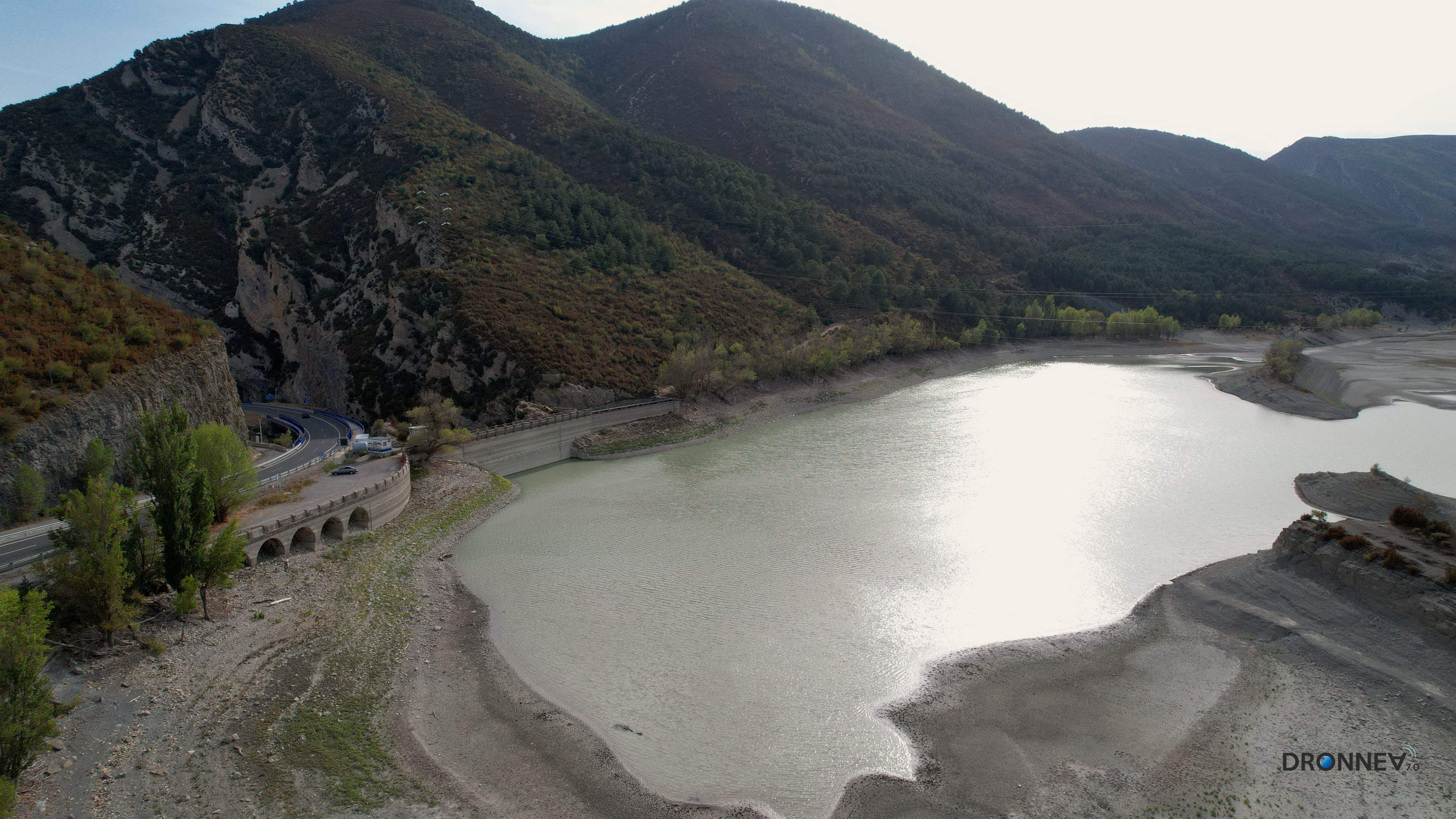 Siempre sale el sol. Siempre se funde con las aguas. Sobre ellas, se imagina al Señor caminando. Quizás esa figura imaginada obre el milagro.