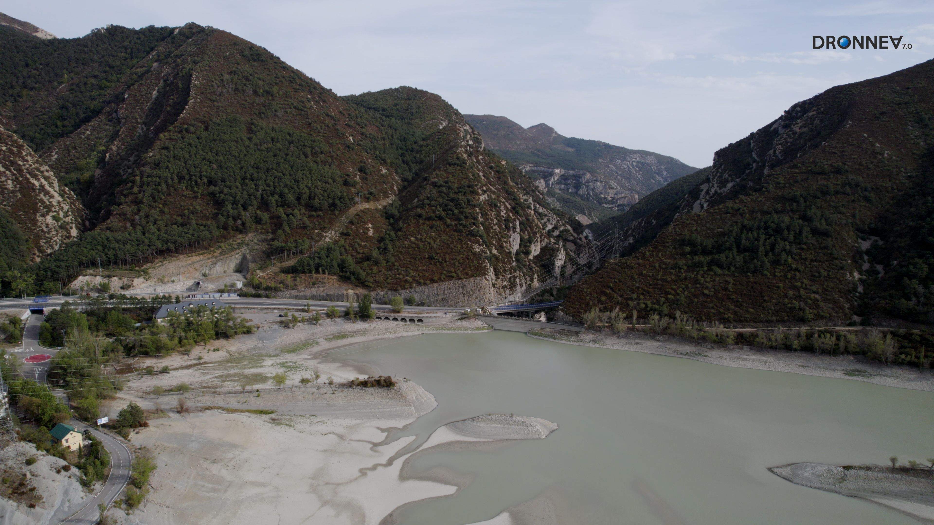 La mano del hombre también propicia el milagro de la multiplicación de los peces. Arguis, un coto que seduce a miles de pescadores.