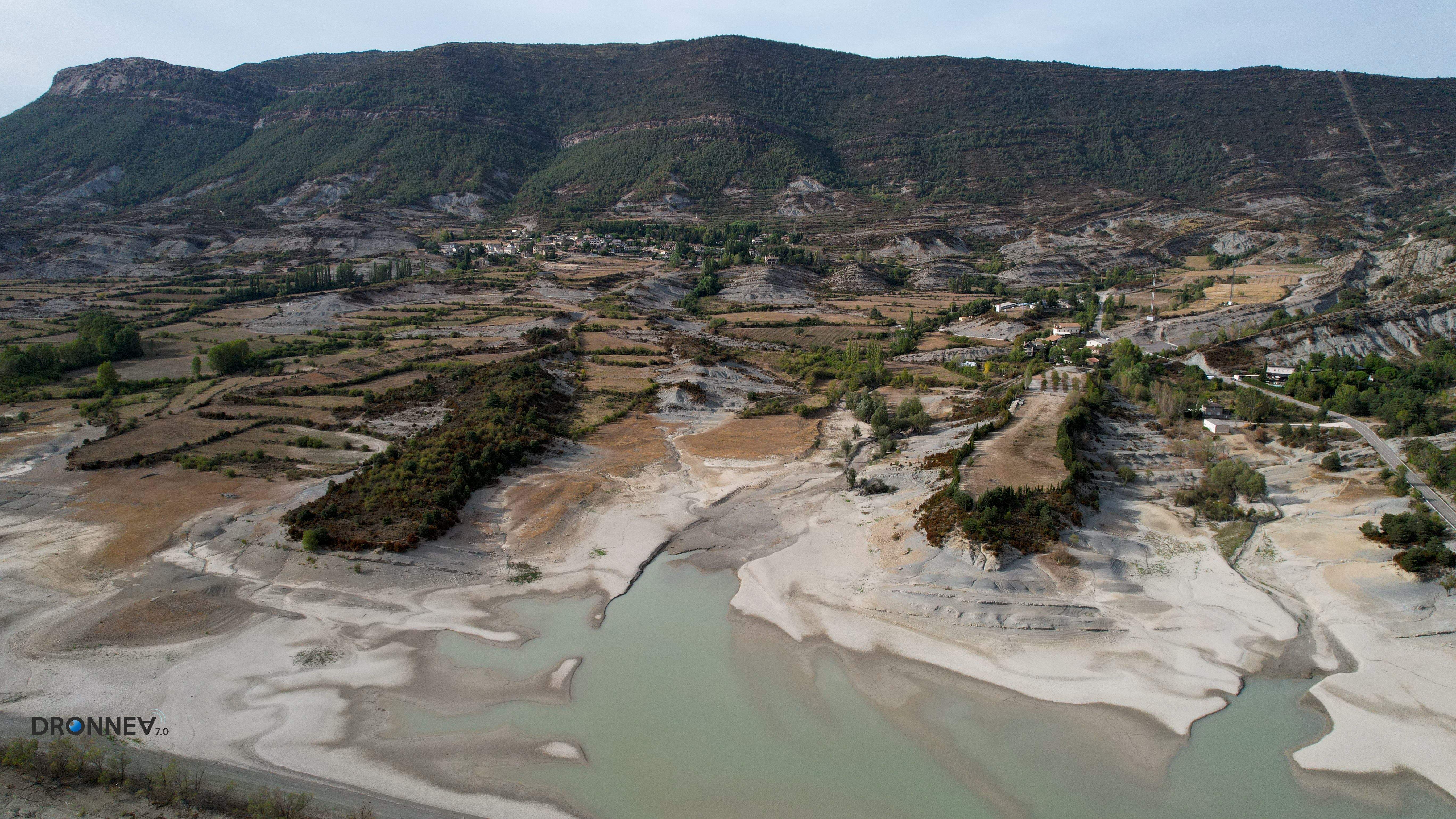 Cientos y cientos de hectáreas de agricultores sueñan con el agua vivificante. Arguis es resistente. Llegará el agua. Mejor antes que después.