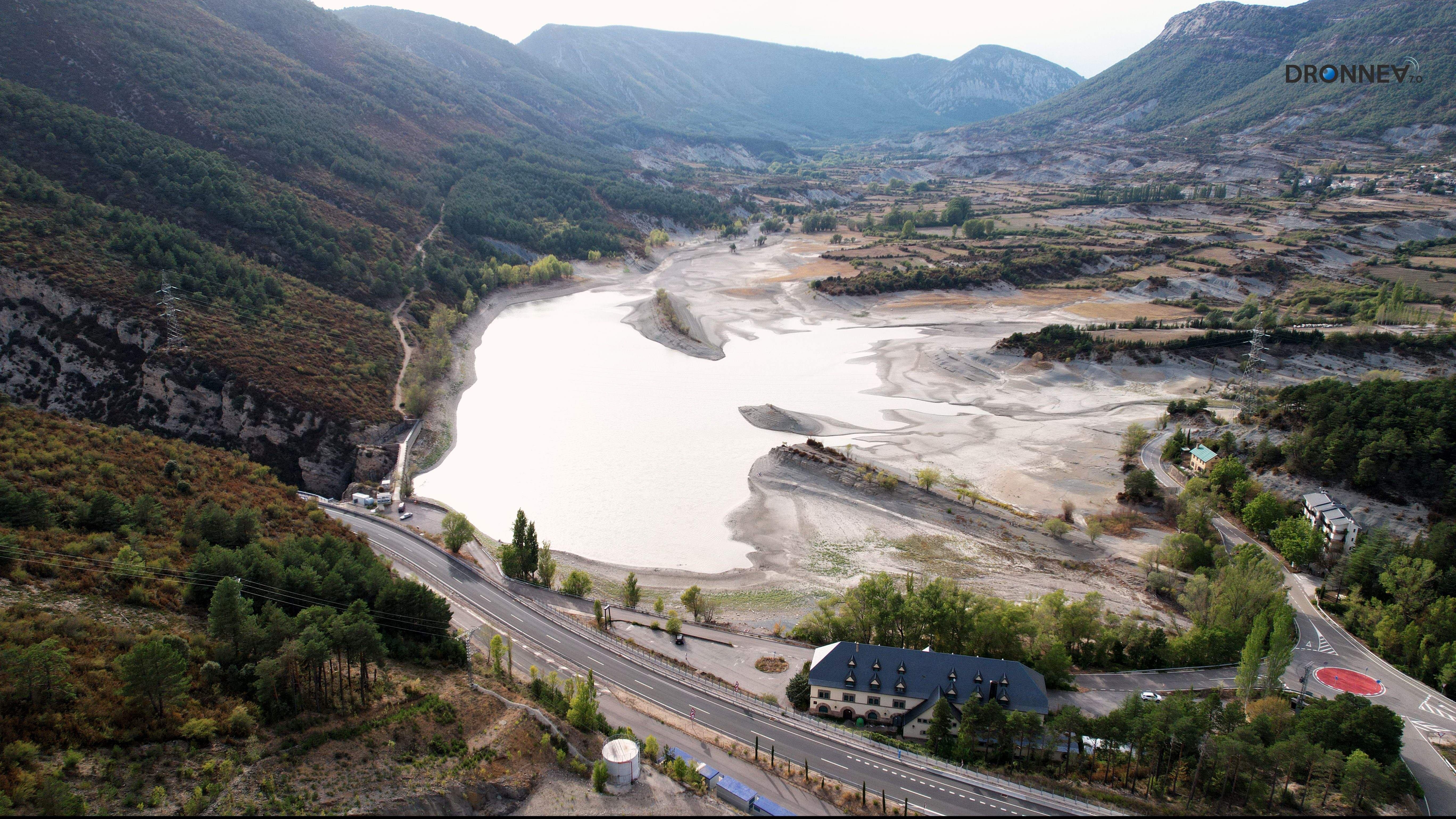 Autovía junto al embalse de Arguis.
