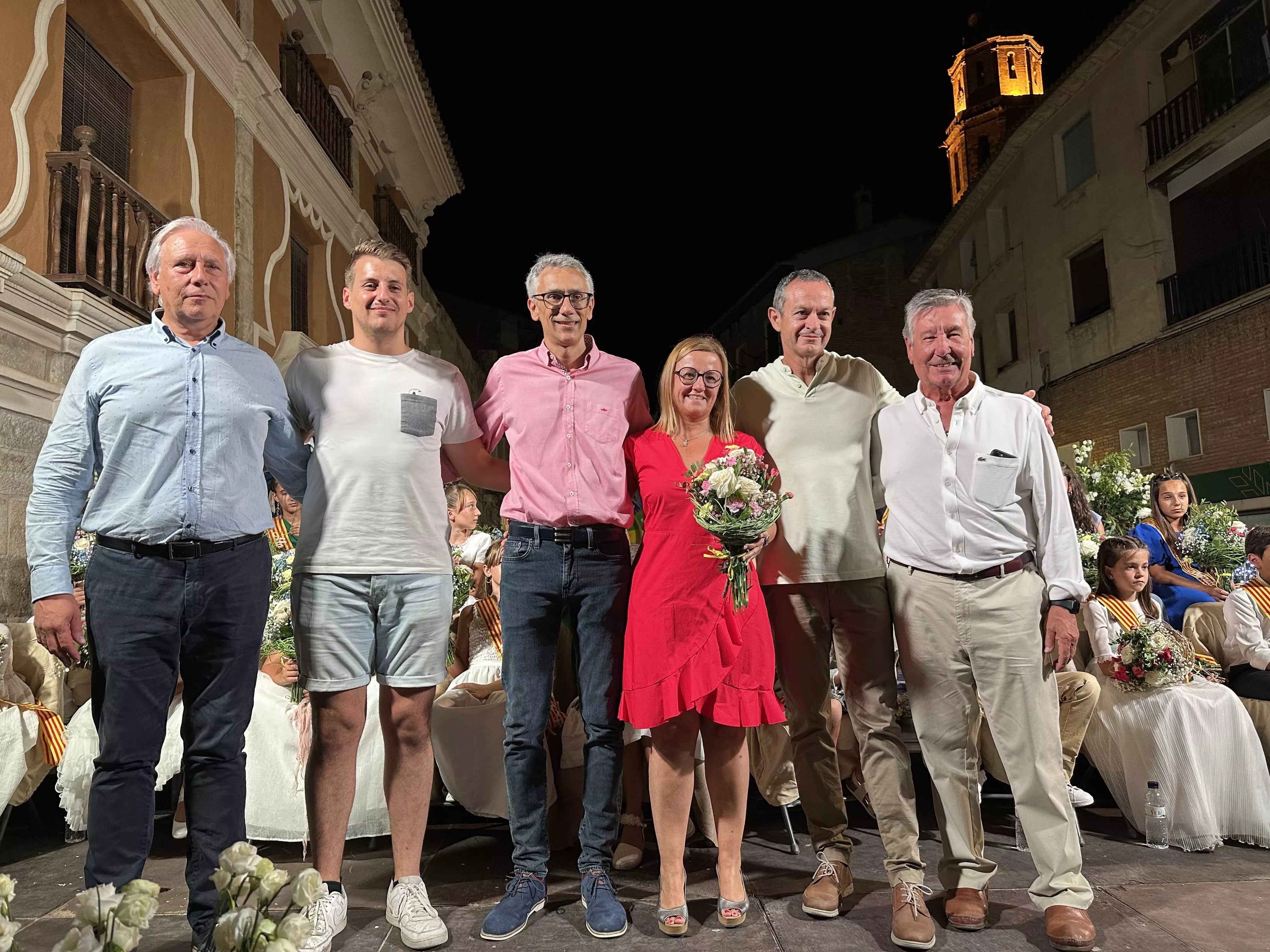 Las autoridades posan con el pregonero.