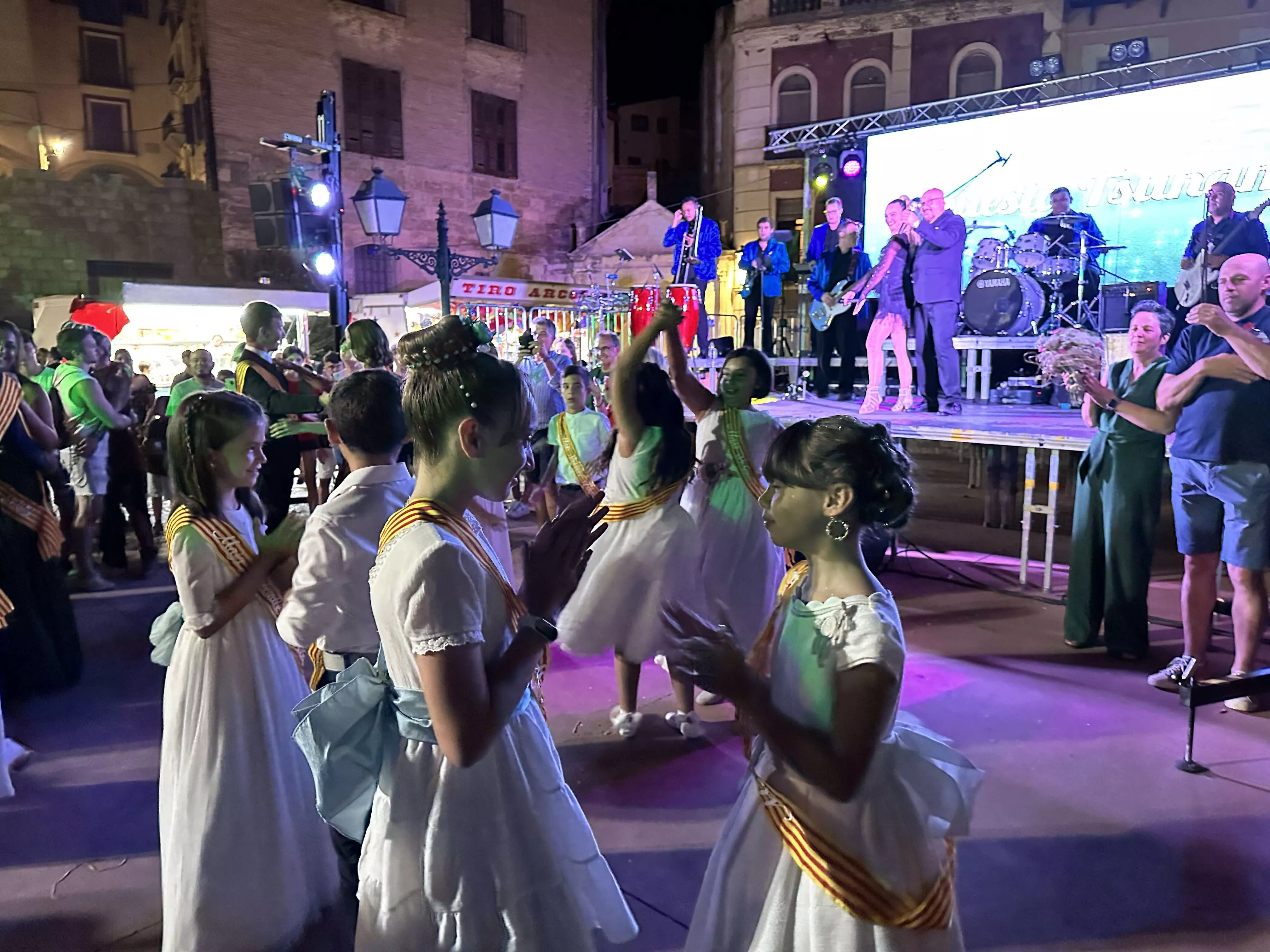 Baile en el inicio de los festejos de Fonz.