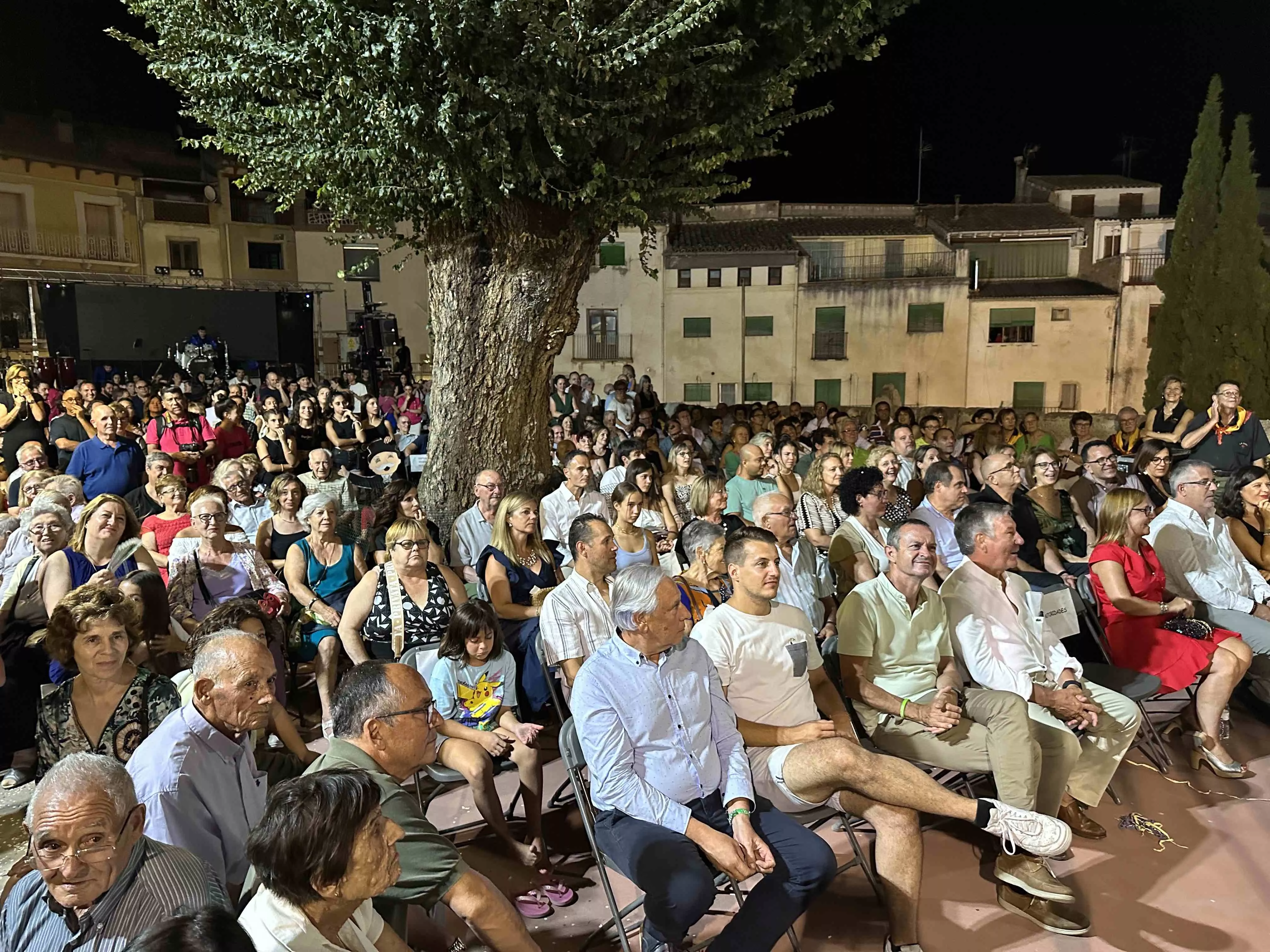 Asistentes al acto de inicio de las fiestas de Fonz.