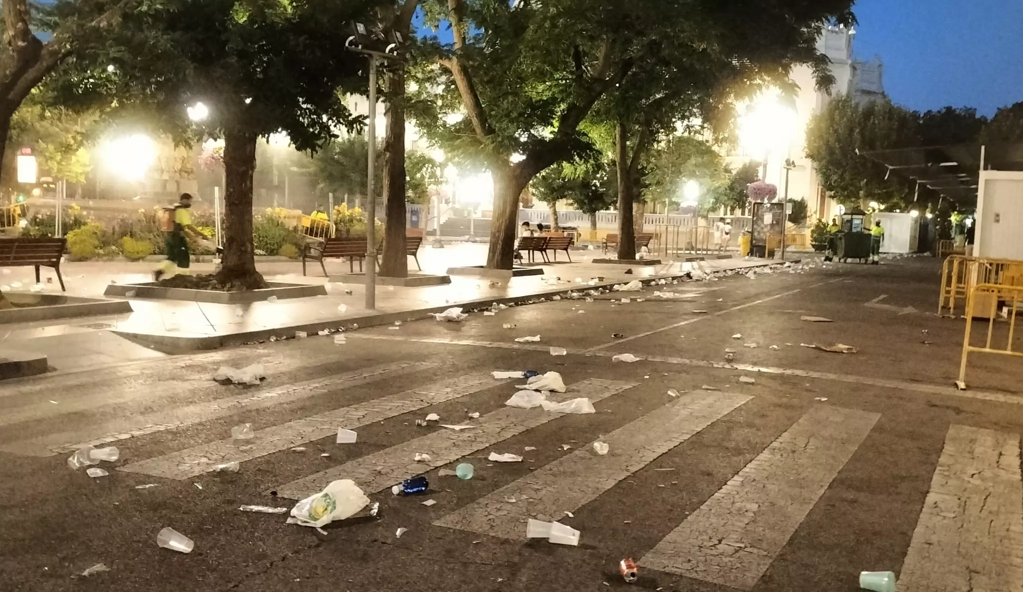Suciedad en las calles por la noche. Foto María José Sampietro
