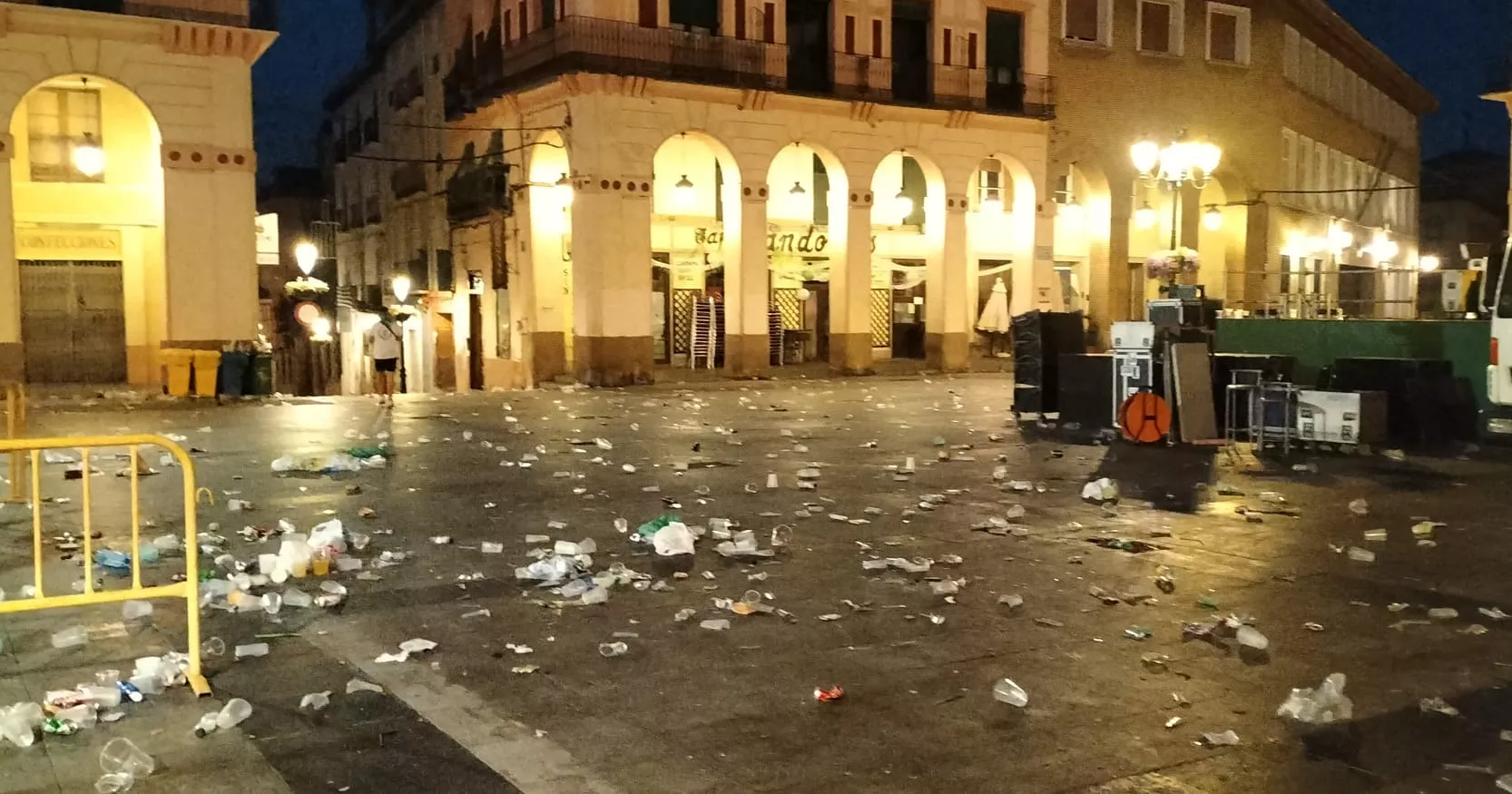 Suciedad en las calles por la noche. Foto María José Sampietro