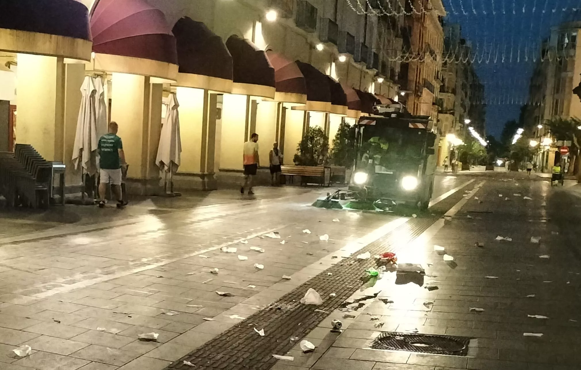 Suciedad en las calles por la noche. Foto María José Sampietro