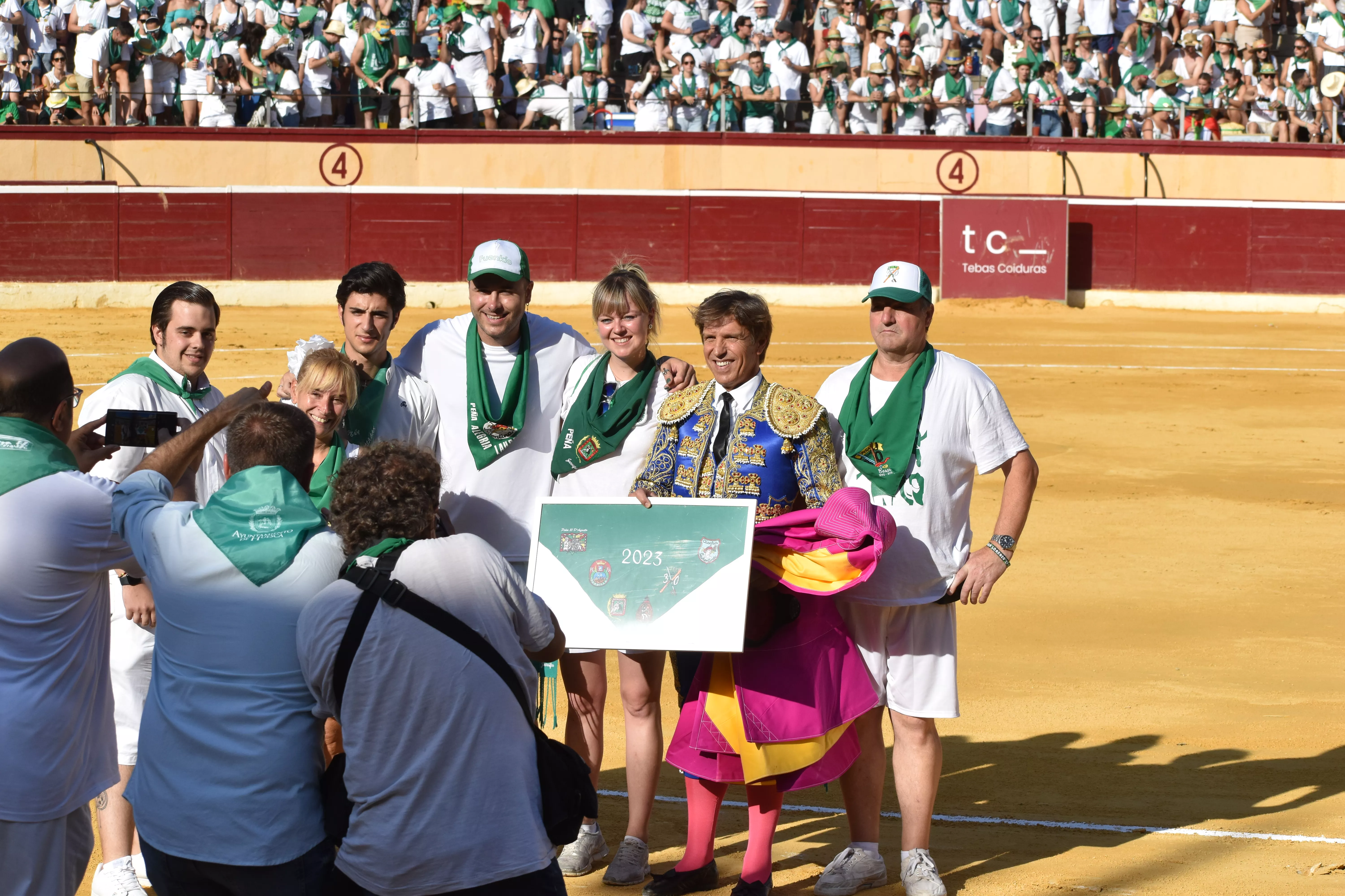 El Cordobés ha recibido un homenaje de las Peñas Recreativas de Huesca antes del inicio del festejo. Foto: Carlos Jalle