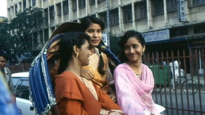 Chicas en un rickshaw al salir de la escuela