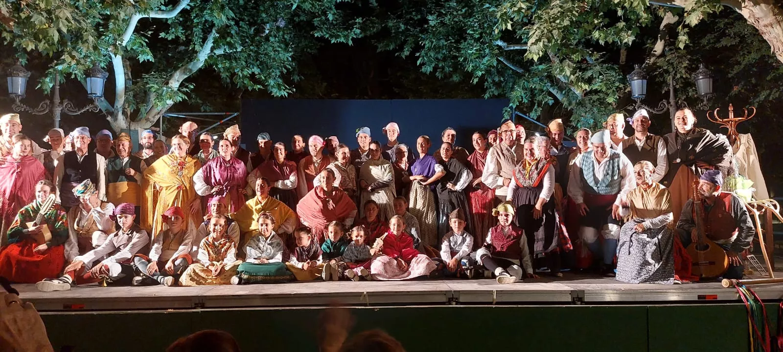 La Agrupación Folklórica Santa Cecilia ha recibido un prolongadísimo aplauso final en el Paseo Carlos Vidal del Parque Miguel Servet.