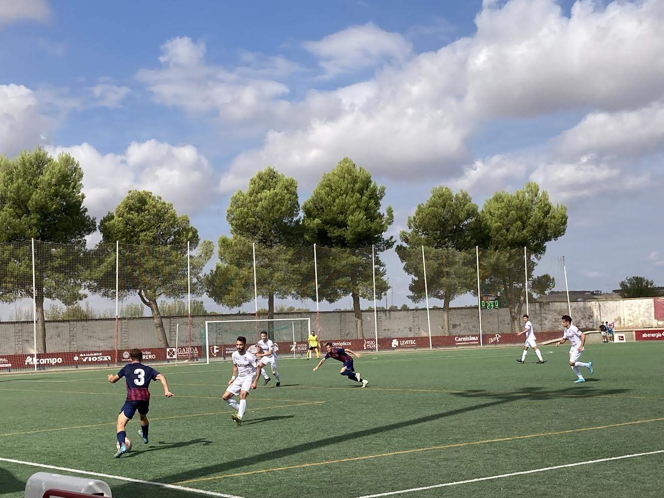 Un momento del partido entre el Huesca B y el Utrillas en San Jorge. Foto: A. Mora