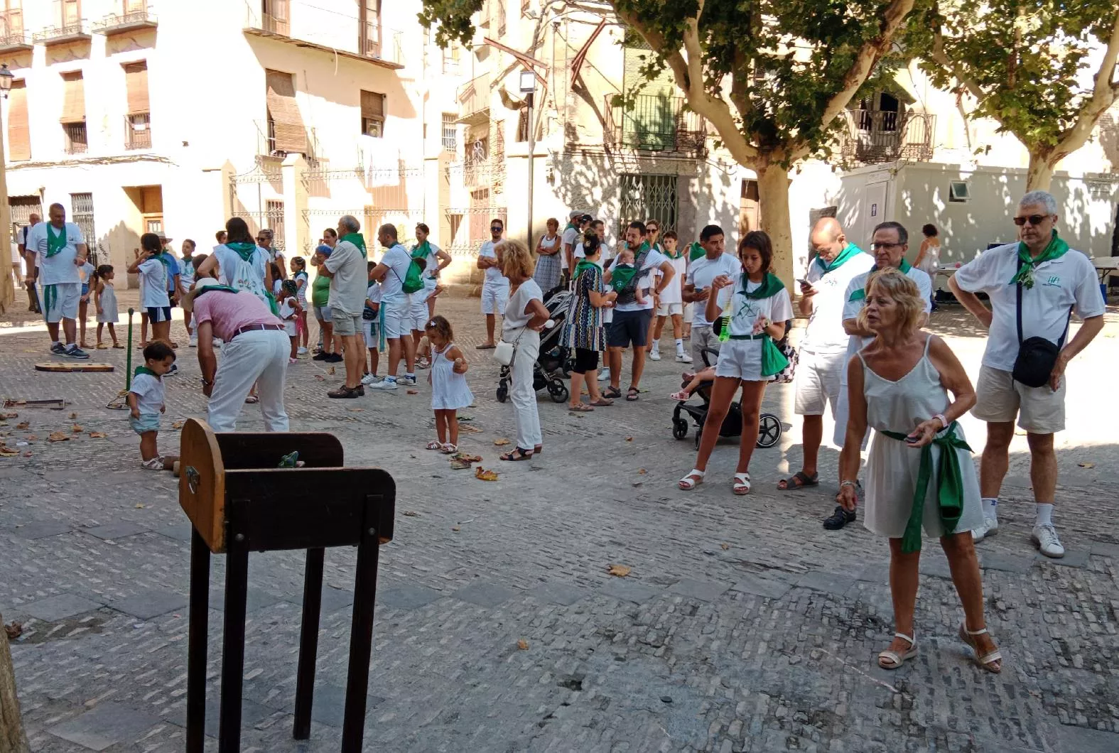 Vista de los  juegos tradicionales en la Plaza de San Pedro.