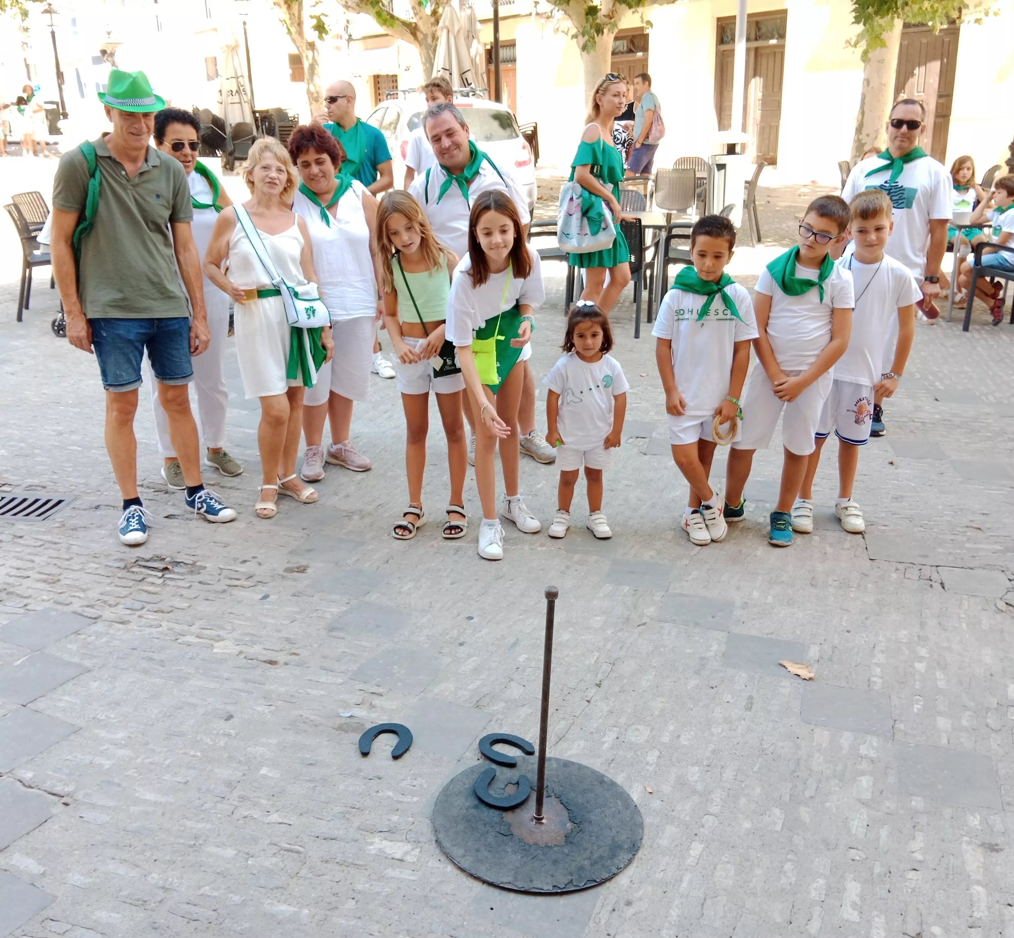 Juegos tradicionales en la Plaza San Pedro, herraduras.