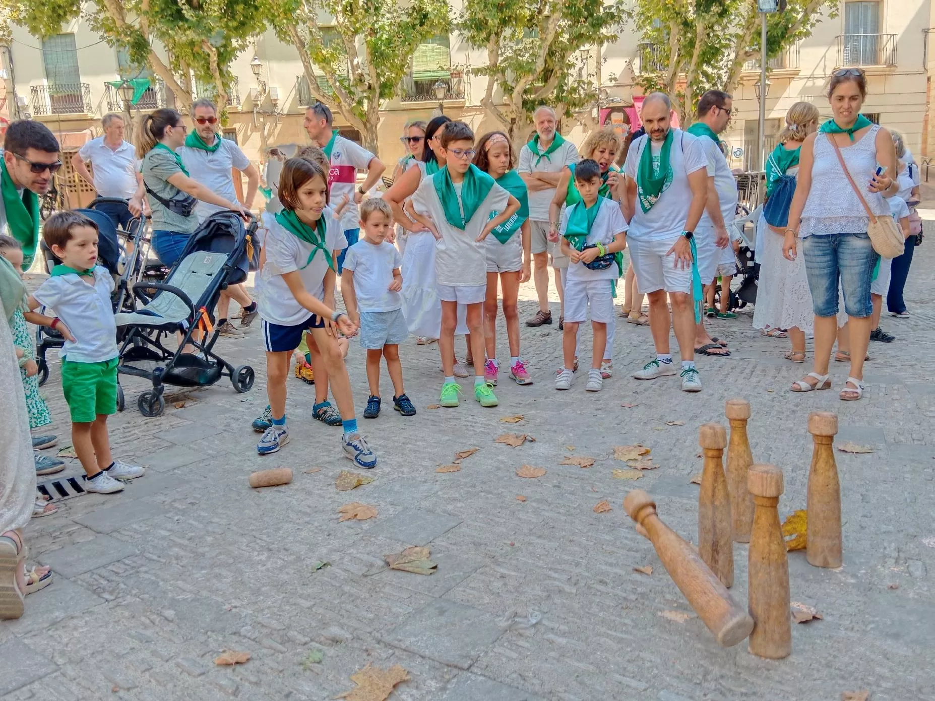 Juegos tradicionales en la Plaza San Pedro, palistroc de Azanuy.