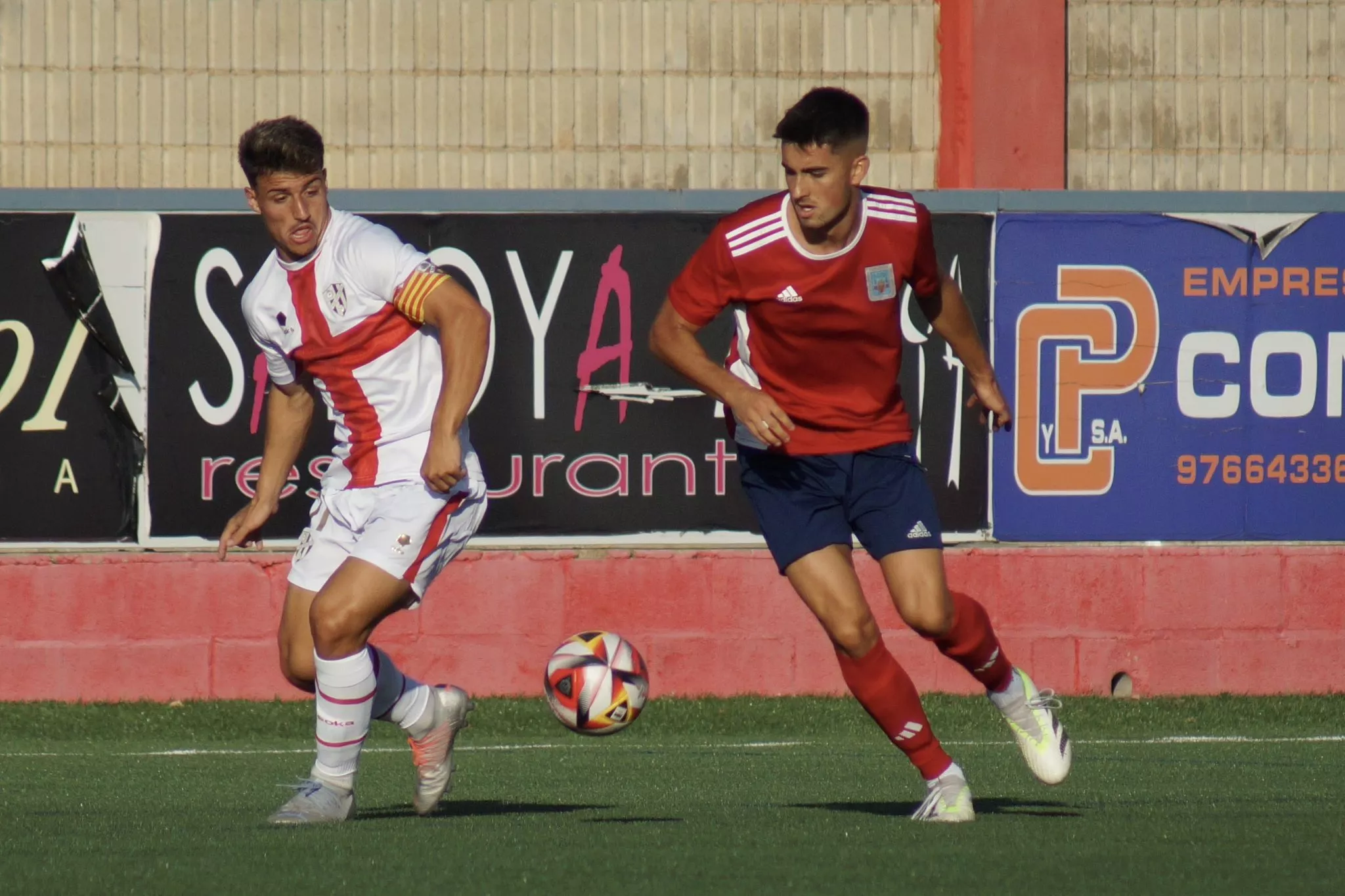 Seijo, capitán del Huesca B, disputa un balón ante un jugador del Tarazona. Foto: SD Tarazona