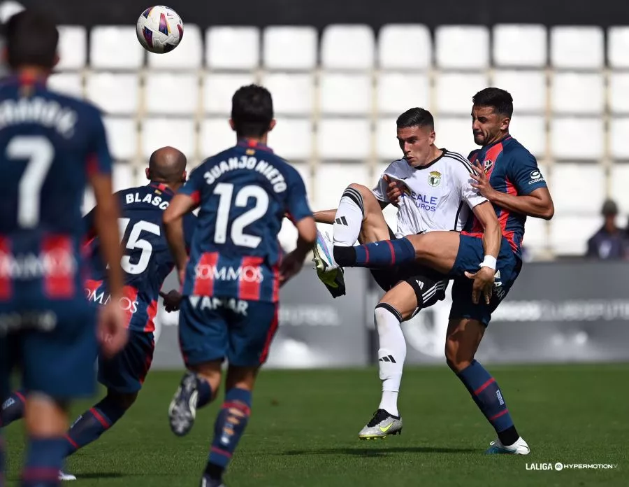 Despeje de la defensa del Huesca