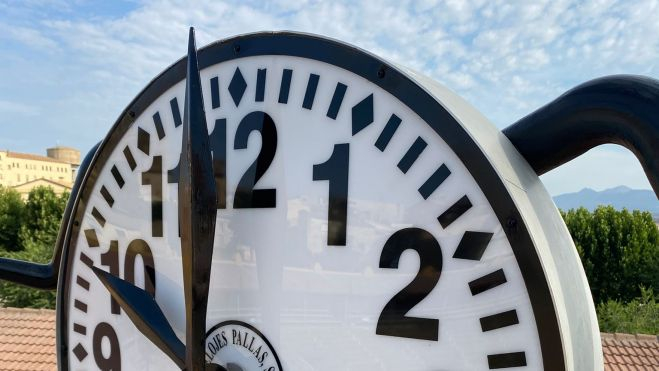 El reloj de Pallás para la Plaza de Toros, con todos sus números y esplendoroso. El reloj de Pallás para la Plaza de Toros, con todos sus números y esplendoroso.