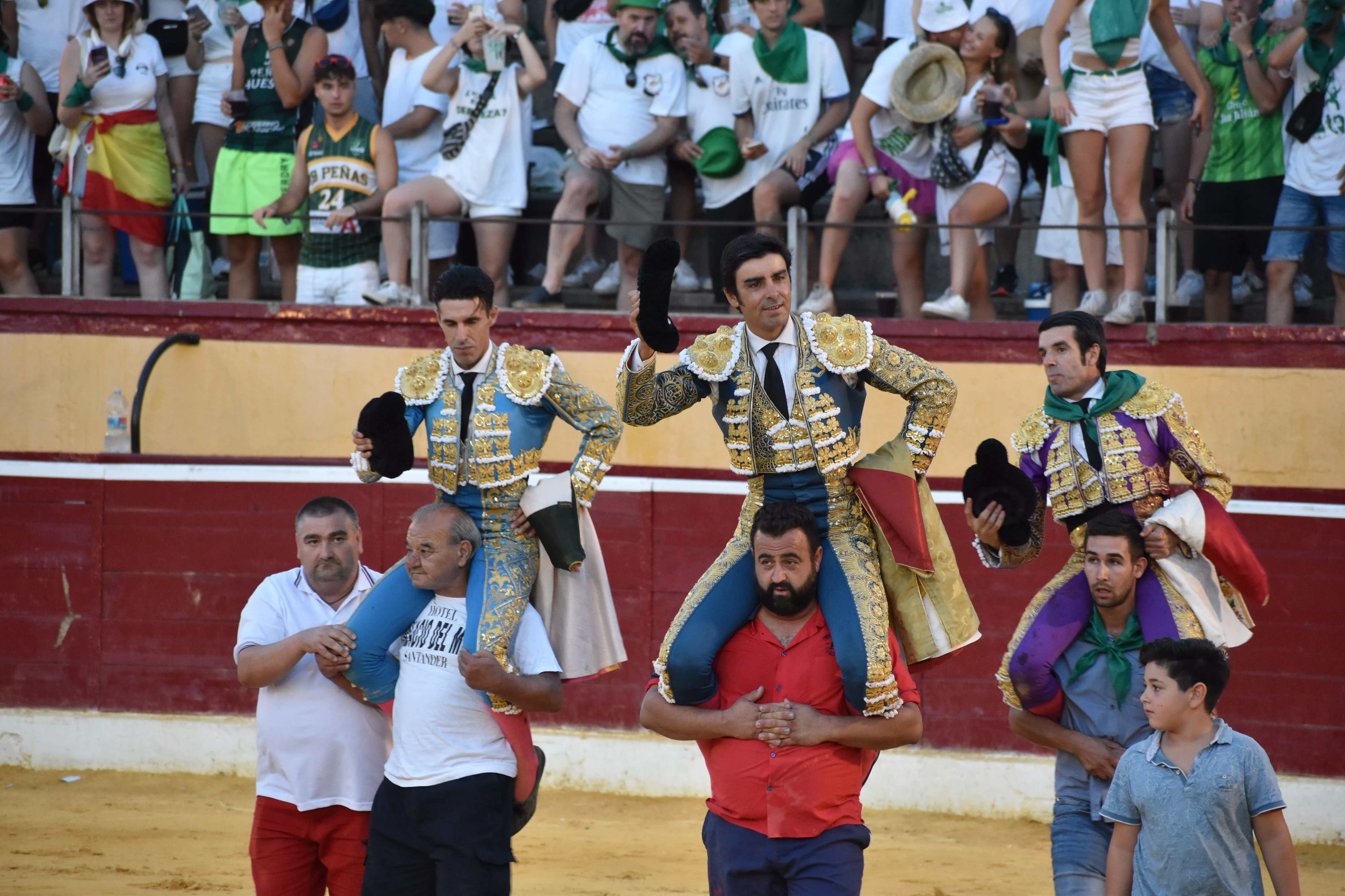 Talavante, Perera y De Justo, a hombros en Huesca. El PSOE valora la conducta de las peñas en la plaza de toros. Foto: Carlos Jalle