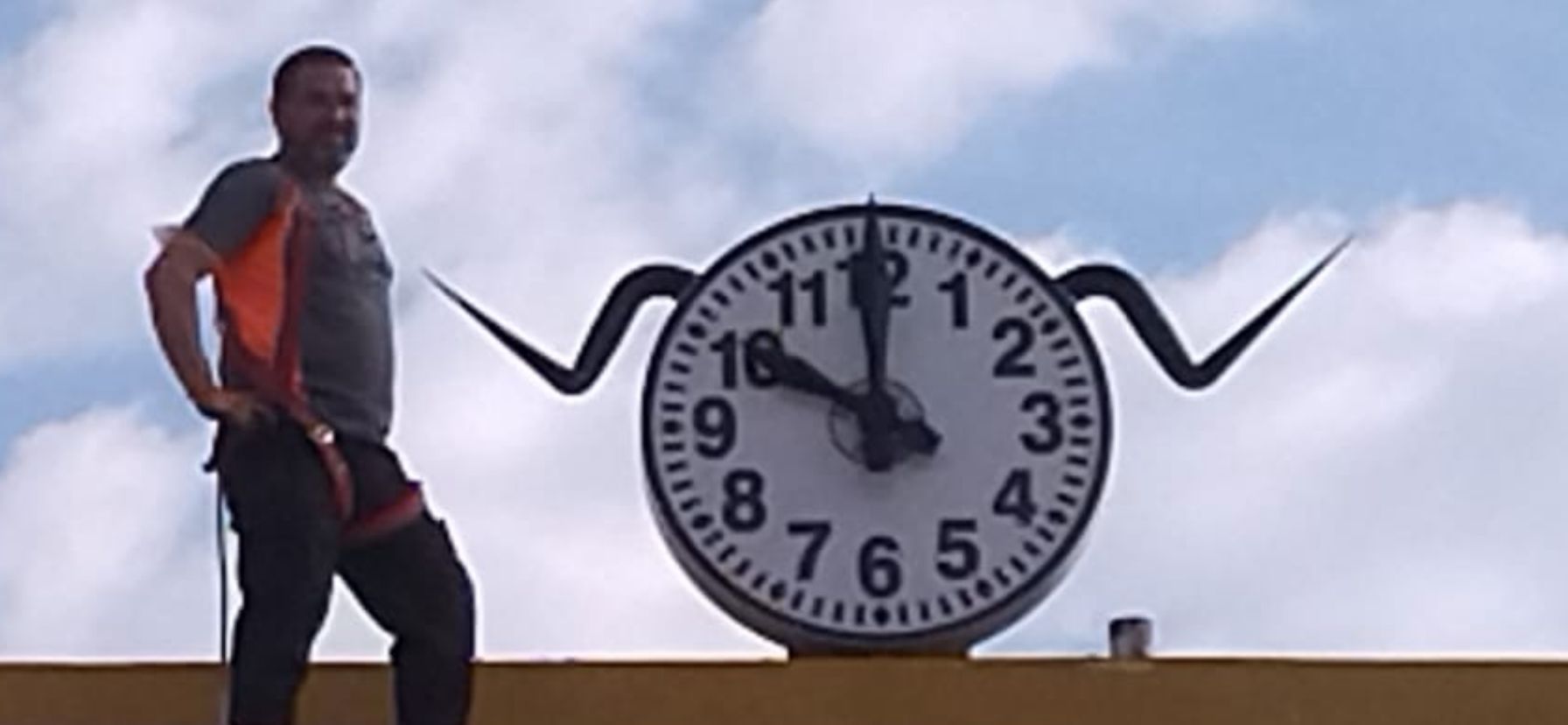 Alfredo Pallás con el característico reloj entre cuernos de la Plaza de Toros de Huesca