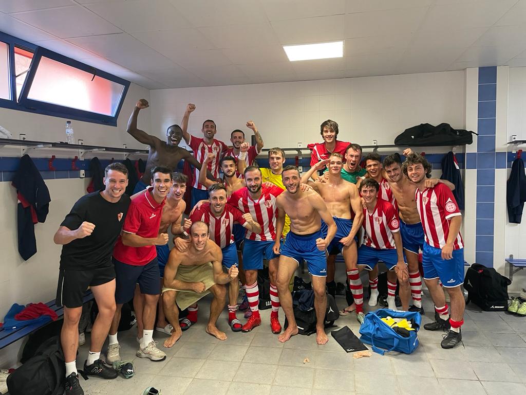 Los jugadores del Barbastro celebran la victoria en Los Olmos. Los jugadores del Barbastro celebran la victoria en Los Olmos.