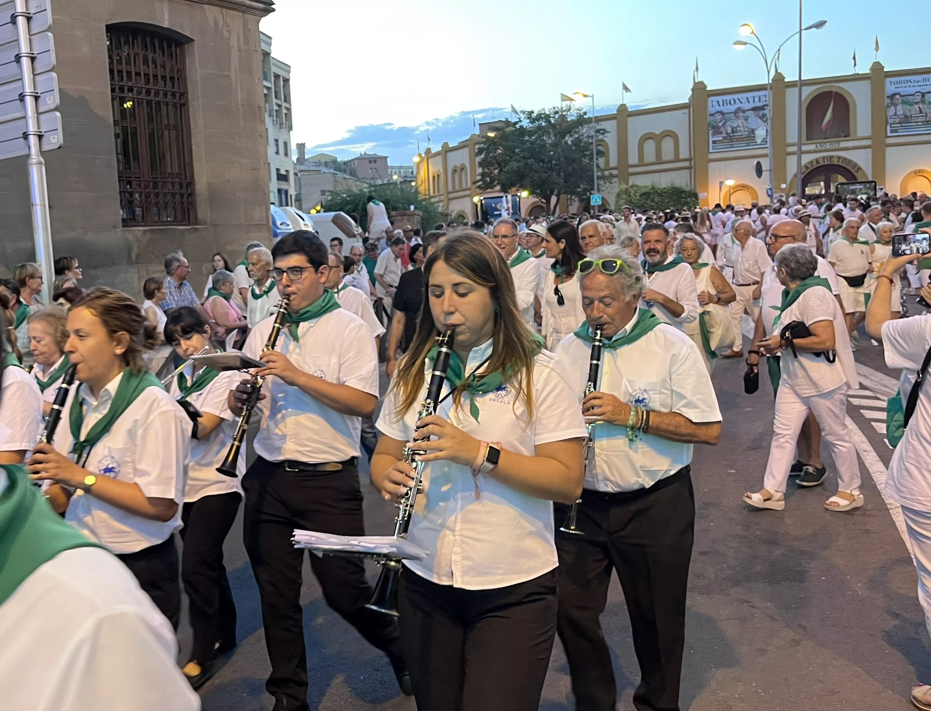 Salida de la plaza de toros en las fiestas de San Lorenzo. Foto: Mercedes Manterola