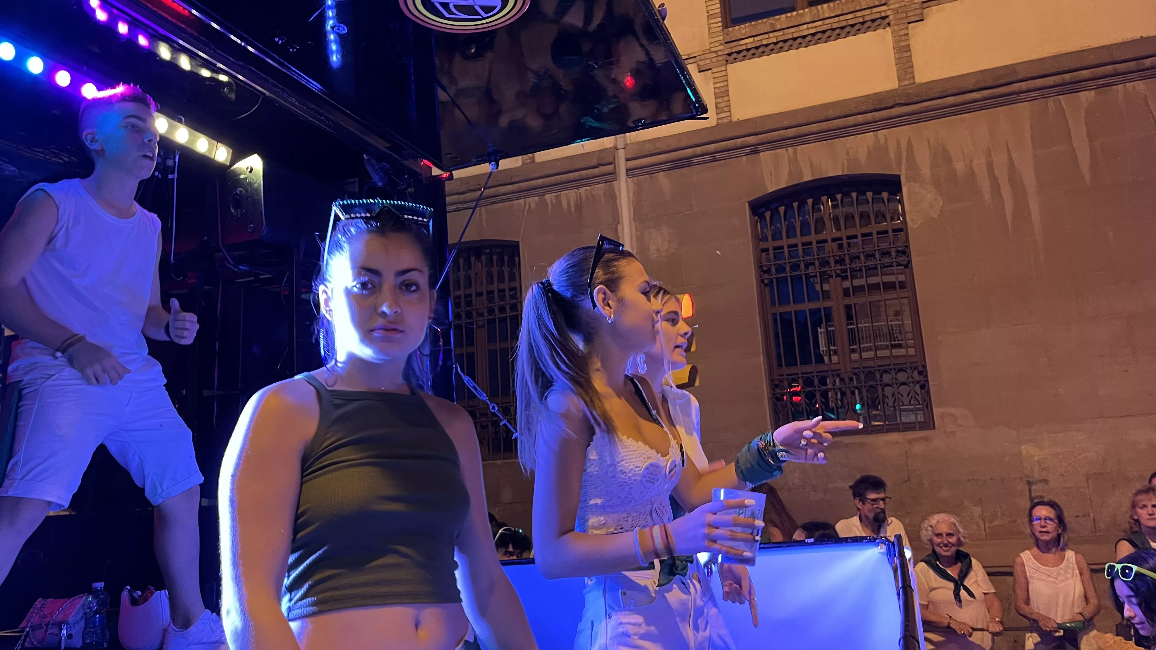 Salida de la plaza de toros en las fiestas de San Lorenzo. Foto: Mercedes Manterola
