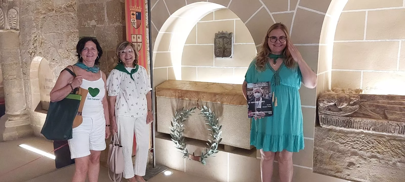 La doctora Ana Mafé con Antonia Buisán y Conchita Puyalto.