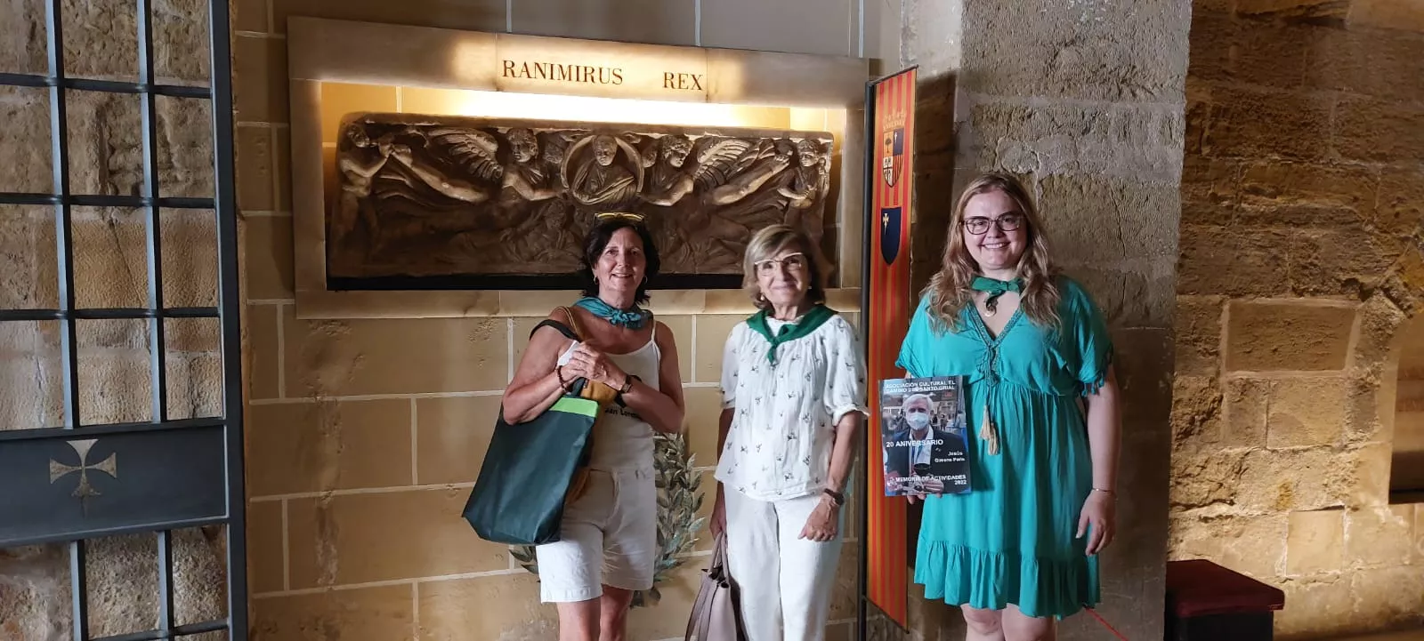 La doctora Ana Mafé con Antonia Buisán y Conchita Puyalto.