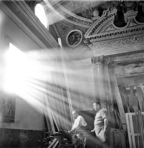 11 Kati Horna. Iglesia convertida en carpintería Binefar Aragón 1937 Kati Horna.Archivo Fotográfico de las Oficinas de Propaganda Exterior de la CNT FAI, IISG Amsterdam