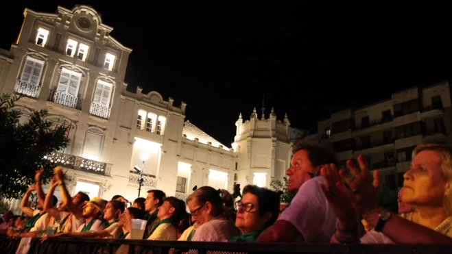 No cabía un alfiler en la plaza de Navarra. Foto Carlos Neofato No cabía un alfiler en la plaza de Navarra. Foto Carlos Neofato