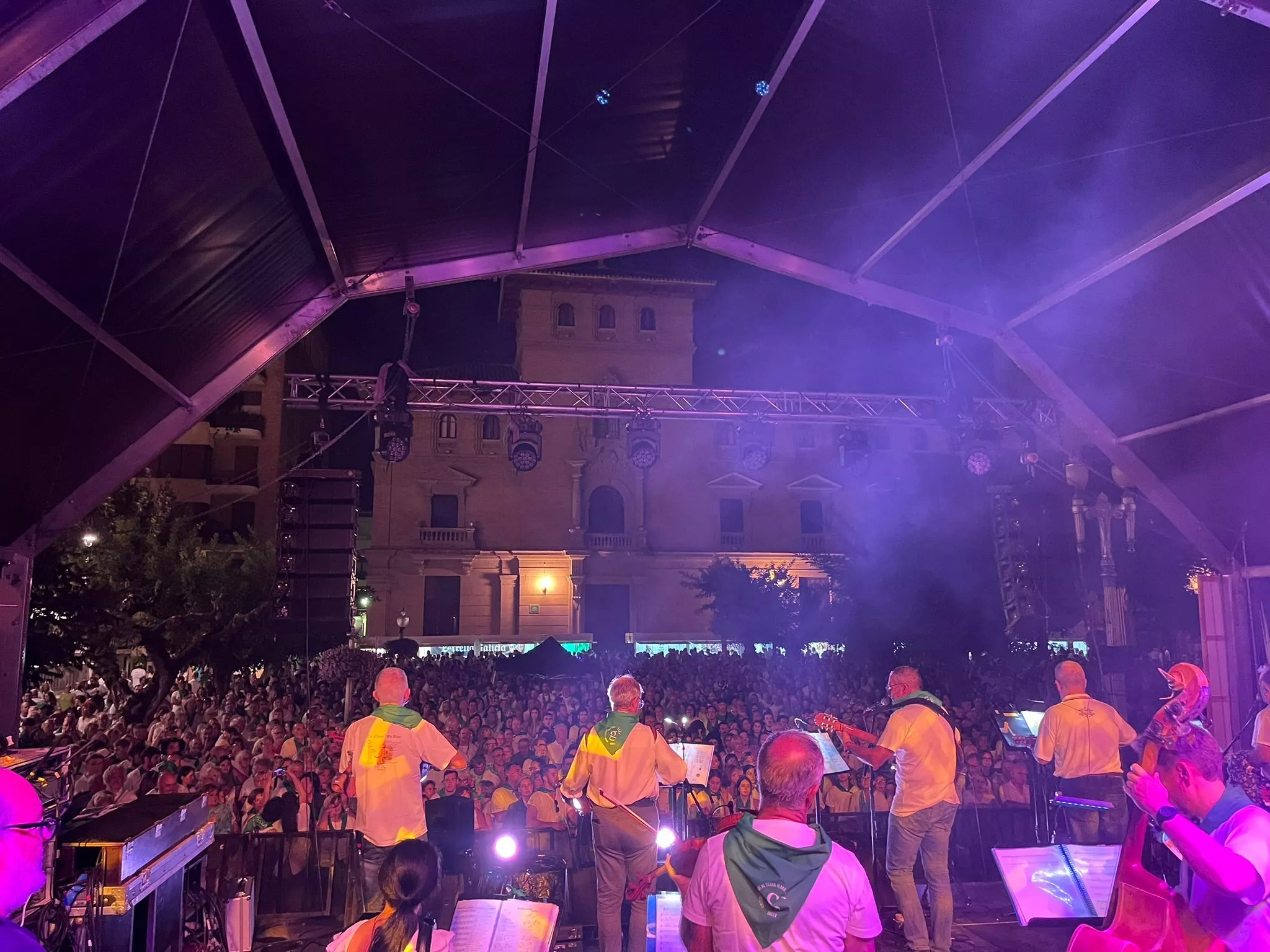 La Ronda de Boltaña, actuando después de la tormenta. Foto Mercedes Manterola La Ronda de Boltaña, actuando después de la tormenta. Foto Mercedes Manterola