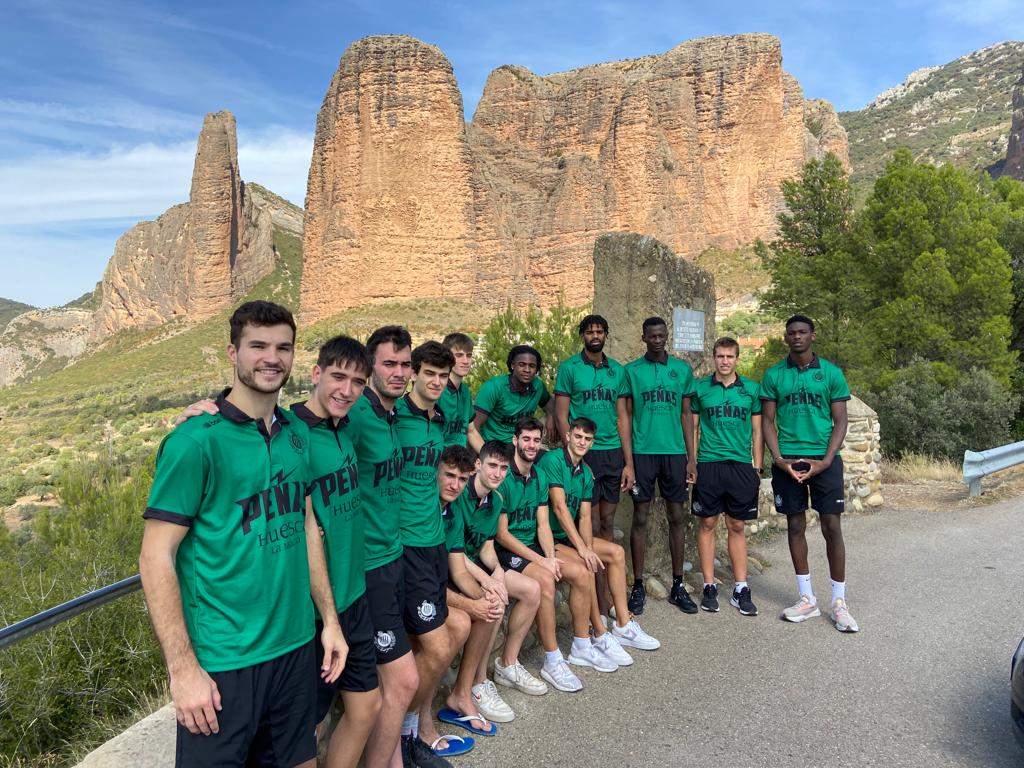 La plantilla del Peñas en los Mallos.