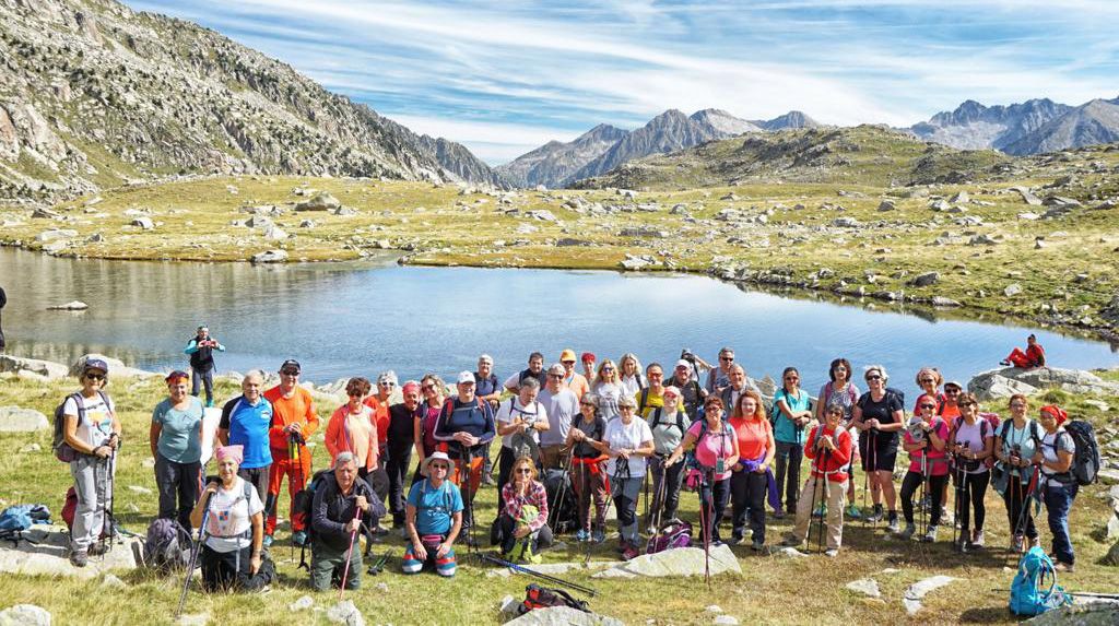 El grupo de senderistas en los ibones de Angliós.