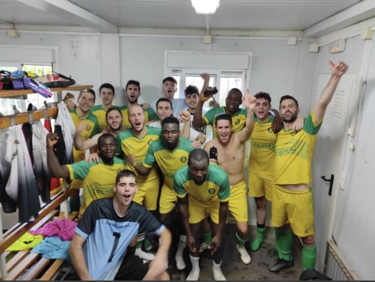 Los jugadores de la Almunia de San Juan celebran la victoria ante el Esplús
