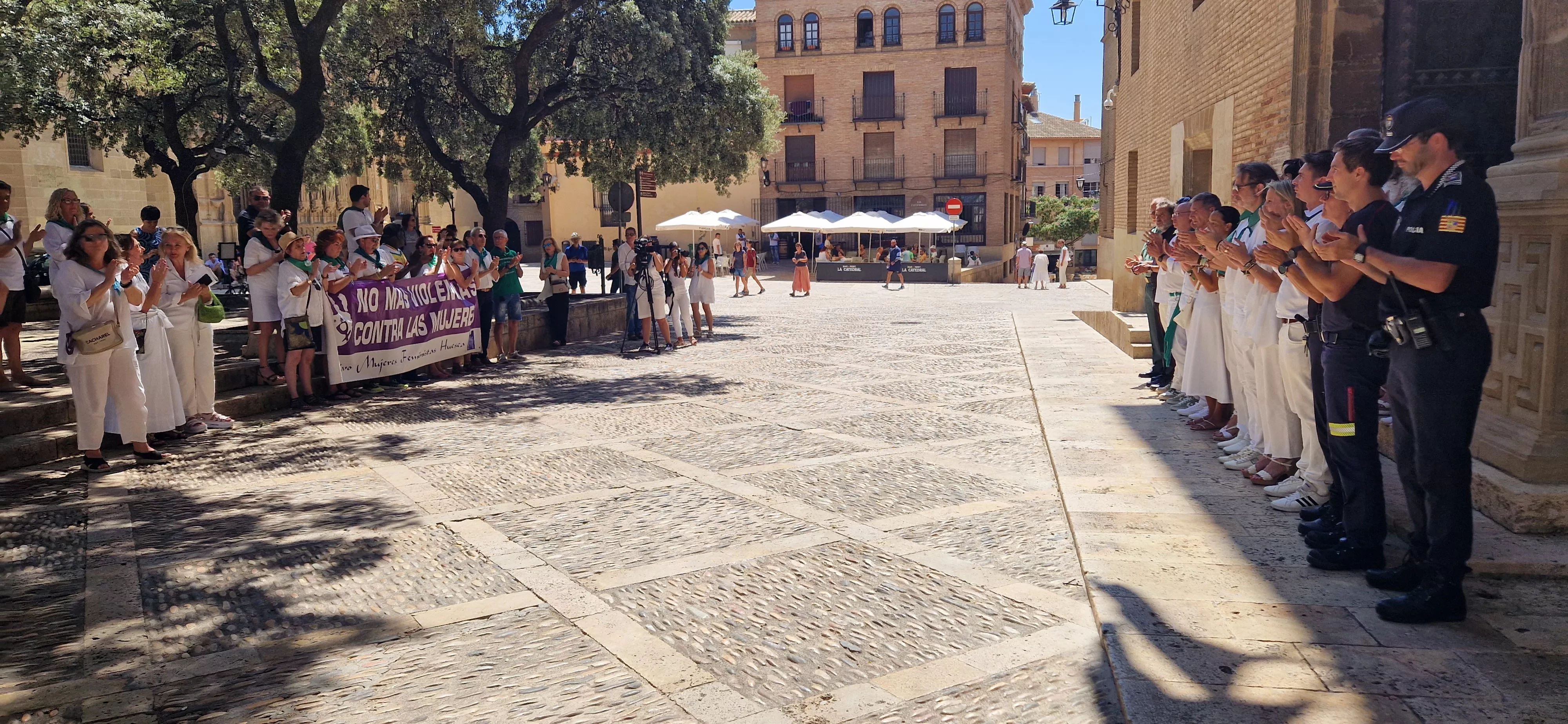 Minuto de silencio ante el Ayuntamiento de Huesca. Foto Myriam Martínez Minuto de silencio ante el Ayuntamiento de Huesca. Foto Myriam Martínez