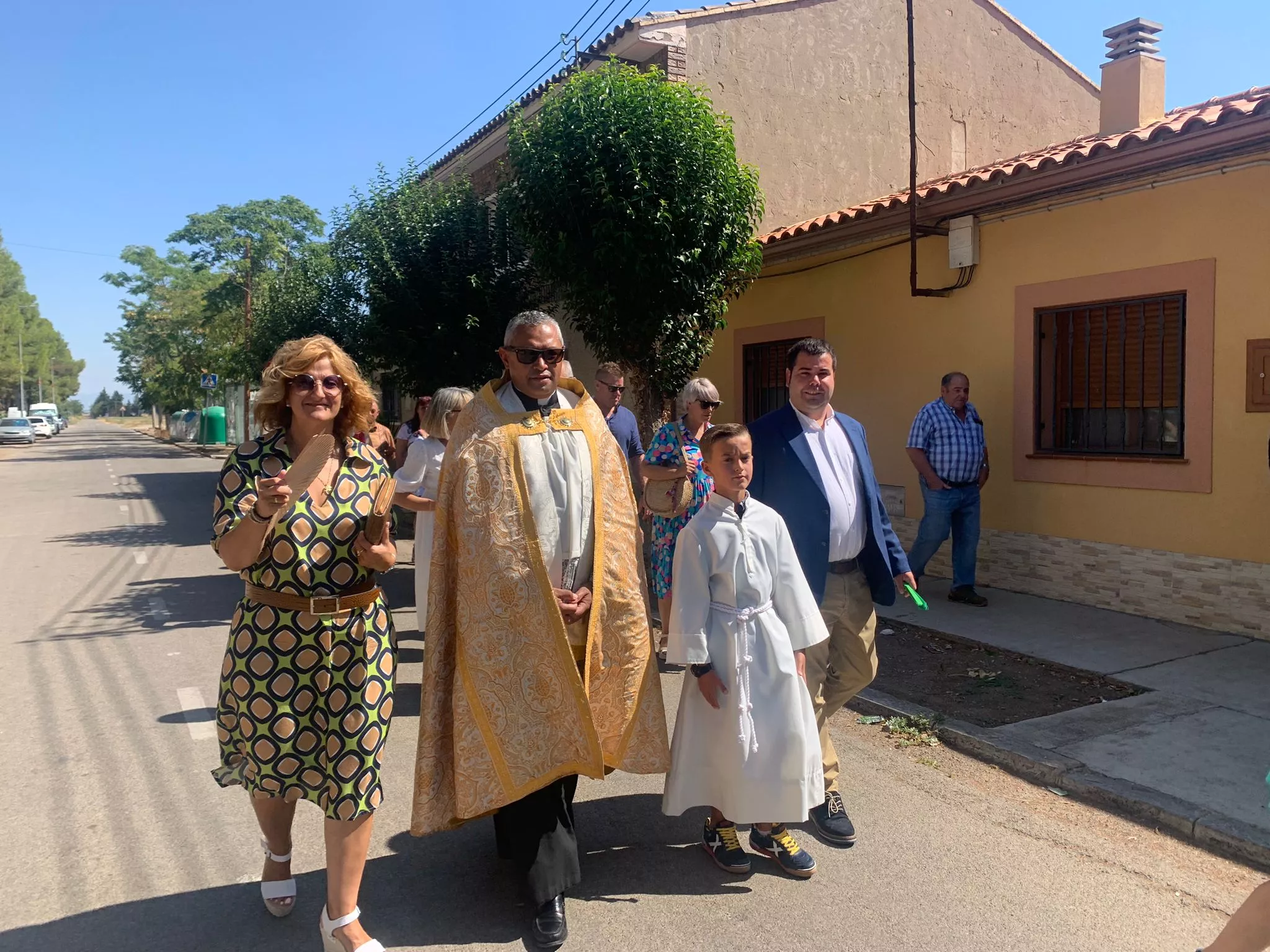 En la procesión, el sacerdote Fredy Peña y los alcaldes de Gurrea de Gállego, Ana Irigoyen, y El Temple, Fernando Santacruz.