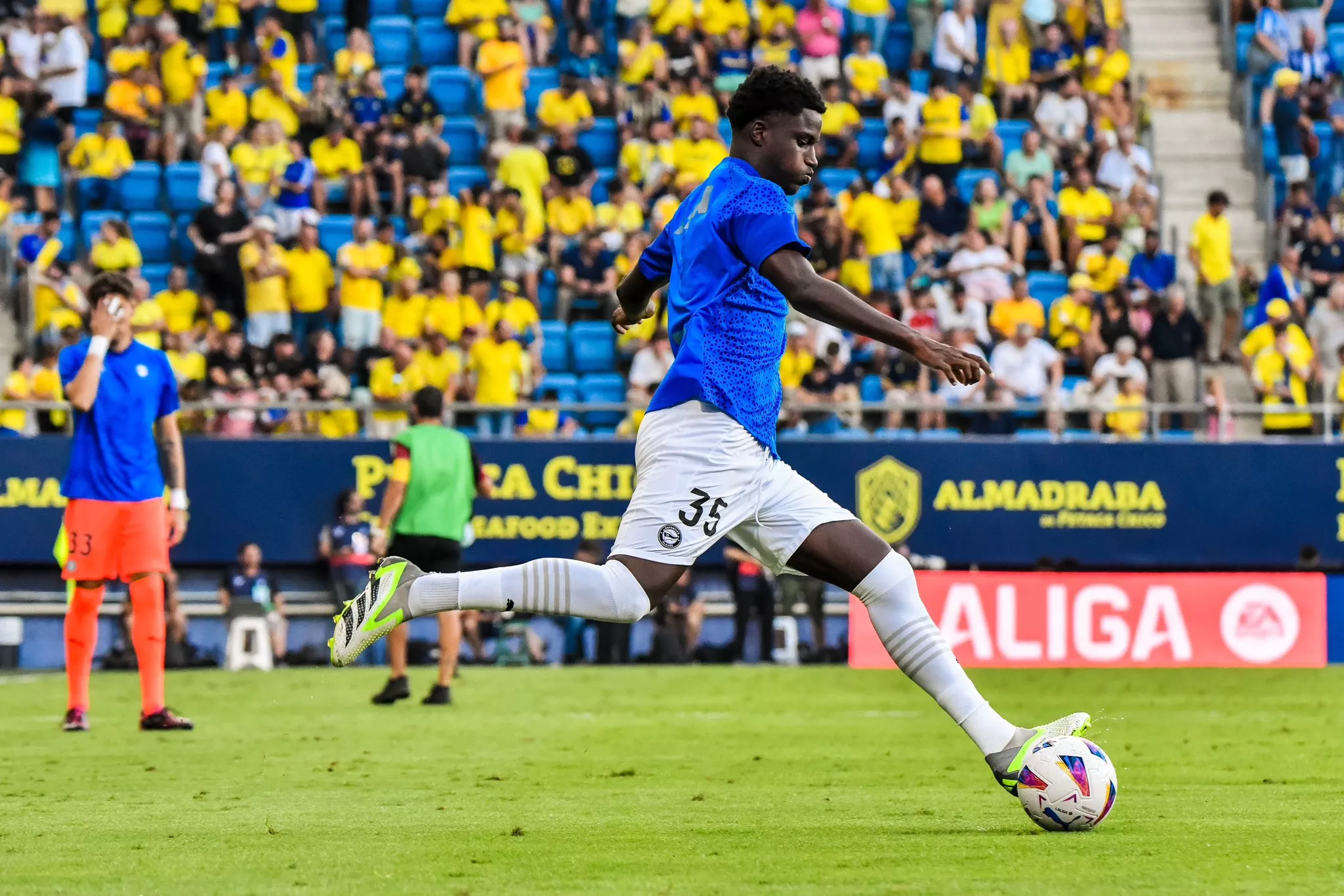 Selu Diallo, dorsal 35, golpea un balón en el calentamiento previo al Cádiz-Alavés.