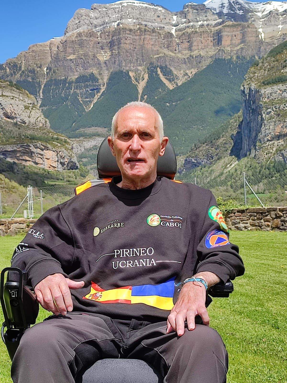 José Antonio OIiván Buisán, con la sudadera que simboliza el ánimo de España a Ucrania. La ELA no le detenía