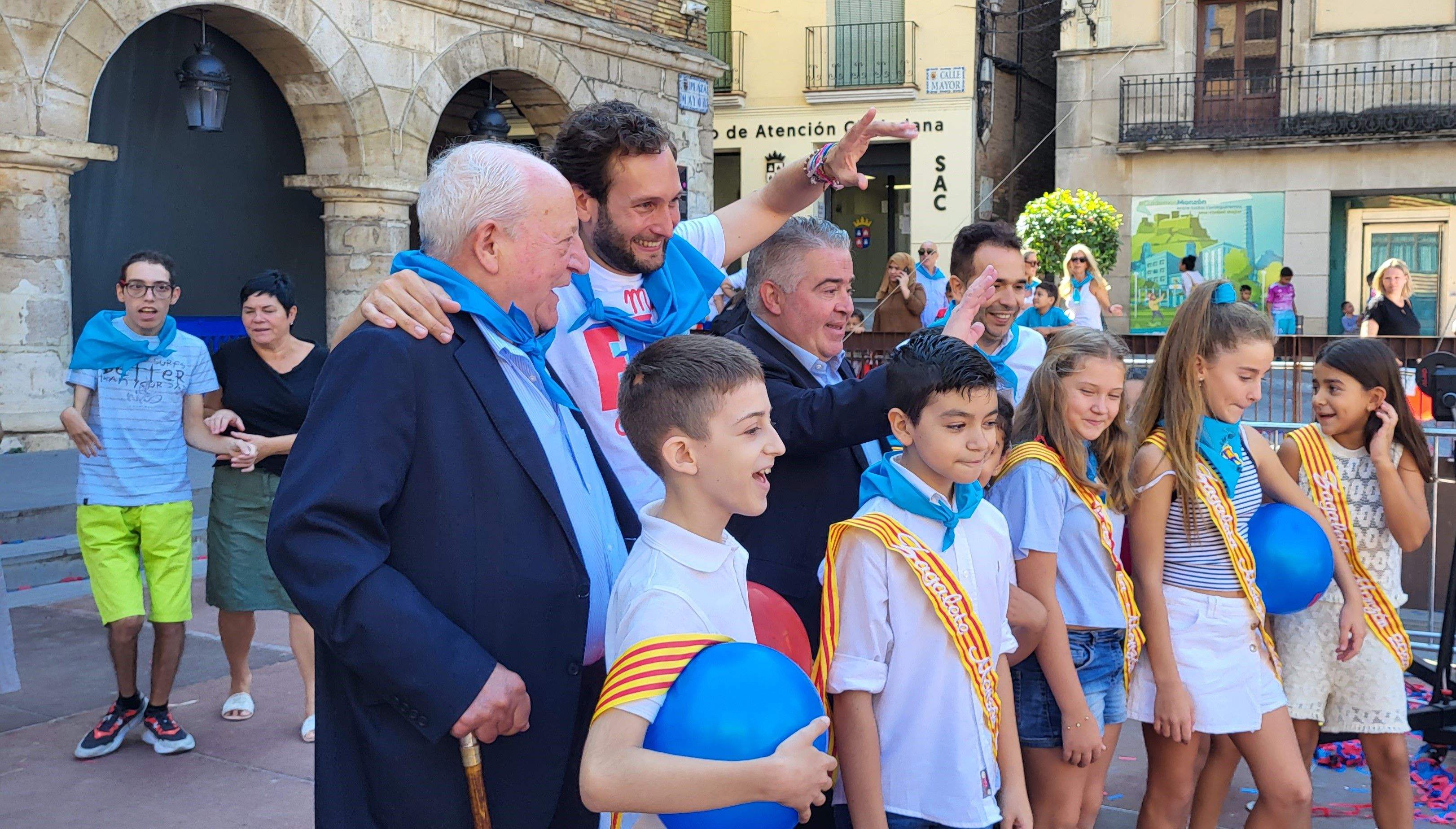 Isaac Claver con protagonistas de las fiestas de San Mateo Isaac Claver con protagonistas de las fiestas de San Mateo
