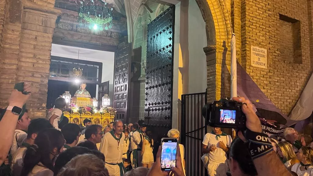 Despedida al Santo en la plaza de San Lorenzo