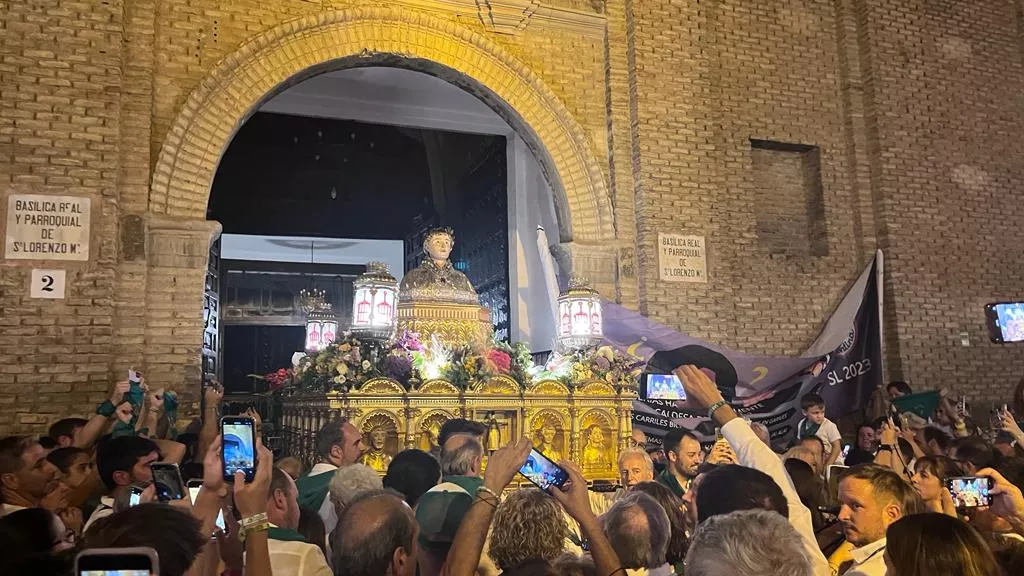 Despedida al Santo en la plaza de San Lorenzo