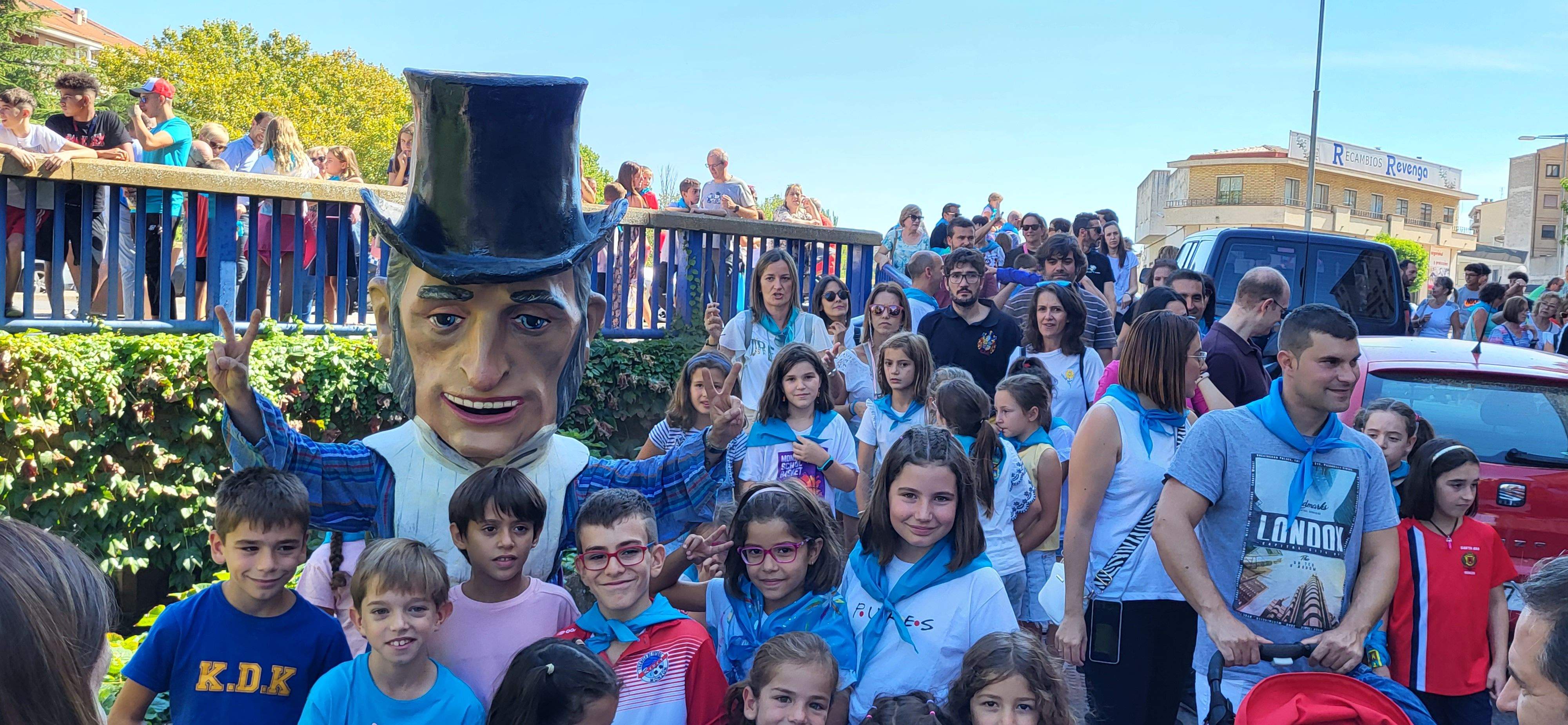 El pasacalles extiende las fiesta por Monzón. Foto: Mercedes Manterola