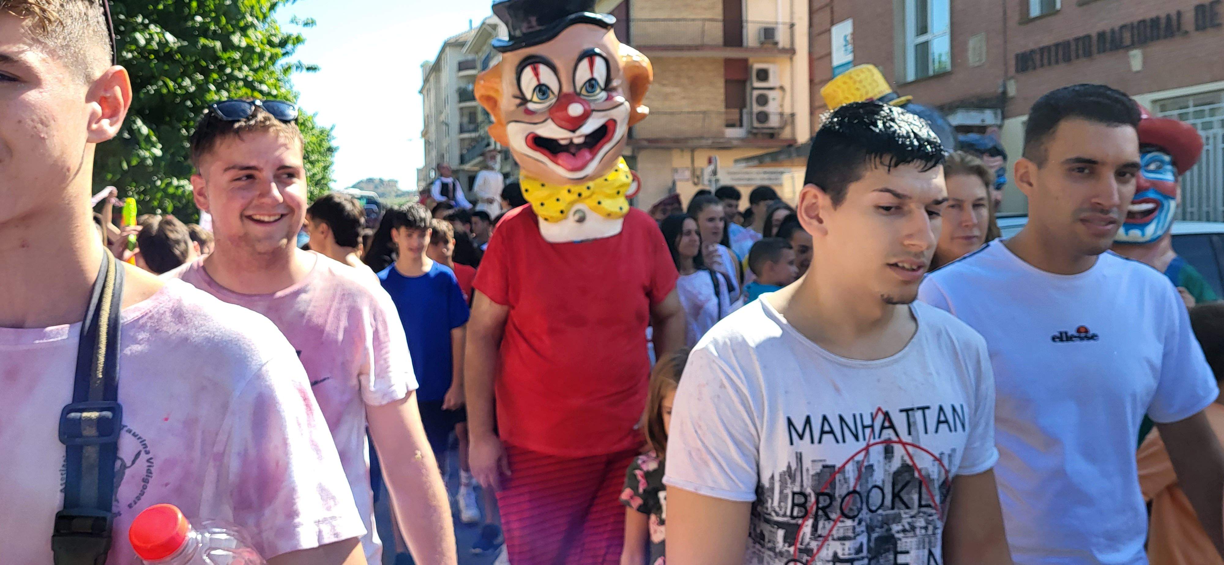 El pasacalles extiende la fiesta por Monzón. Foto: Mercedes Manterola